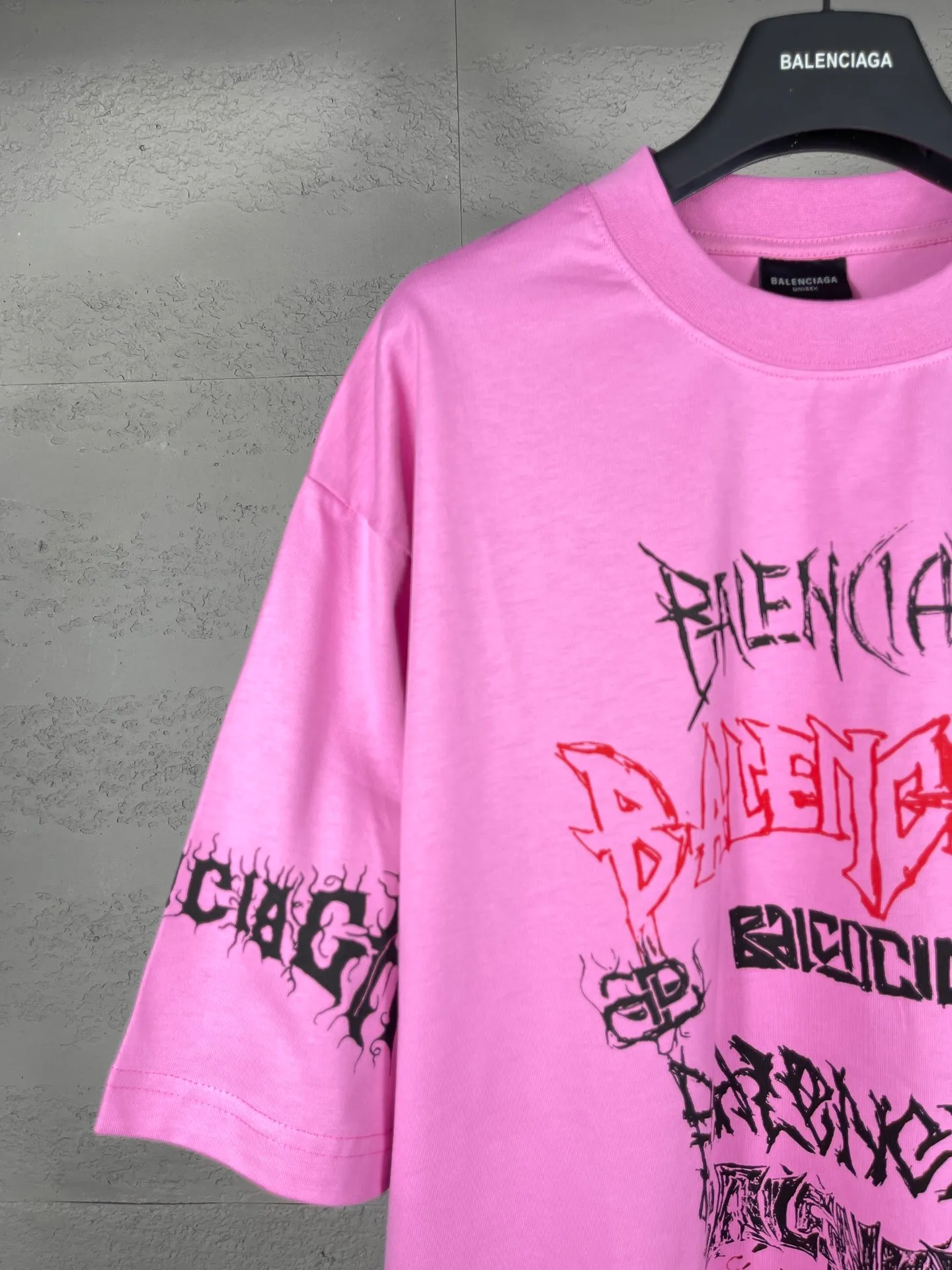 🅿️186 real photos [Top version. Official website quality] BALENCI*GA/Paris. 2024 new style. Year of the Dragon limited print short-sleeved T-shirt, brick cabinet synchronization. Genuine product developed at the first time, happy to print and compare! The fabric is made of Paris ZP custom-woven and dyed cotton double yarn. Weighing 260 grams, the cloth surface is clean. The cloth pattern is clear, soft and comfortable. The threads are dyed with no color difference. The classic LOGO is made of environmentally friendly imported materials, drawn silk flowers, with clear letters and three-dimensional effect. Restore the brick cabinet. Welcome to compare, the version adopts the OS loose shoulder version. Same style for men and women Coding: BL223322 Color: black, white, red, pink Size: XS to L