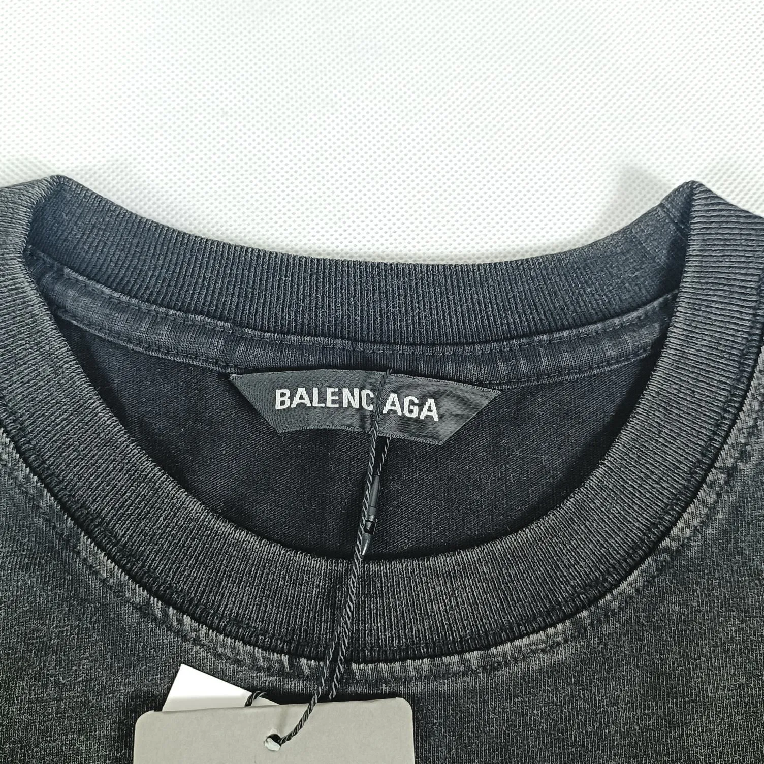 The top tested version of Balenciaga's front and rear double B flame washed cotton washed men's and women's couple's T-shirt short sleeves is too complicated! Indescribable! Washed and lightly fried with snowflakes for a nostalgic treatment, and the shoulder sleeves are sprayed with maliu and washed with water! The entire fabric is pre-shrunk and then garment washed. Need better fabric. I guess L size has been reduced to XS size. Workmanship: Fine sewing craftsmanship, budget for the stitch size, and the degree of shrinkage after washing. You must buy one this summer. If you are still wondering which short-sleeved piece to buy, then don’t worry, just buy this one! Printing: Digital direct printing technology, detailed printing, clear texture, high firmness, and smooth feel. Fabric: 280g 40 count tight double yarn fabric Accessories: Customized rib three-standard Size: XS-L Color: Washed black P: 260
