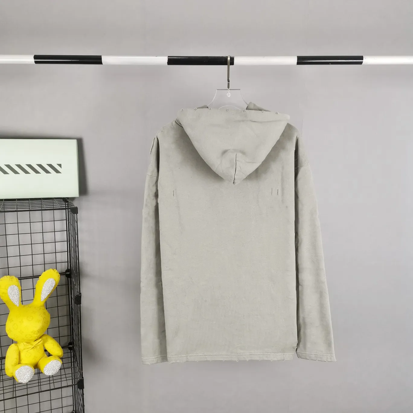 The top tested version of BALENCIAGA 22S early spring new fashion hole phantom mosaic blurred letters loose autumn and winter pure cotton hoodie sweatshirt. The fabric is made of 520 grams, the fabric density is extremely high, the chest is printed with digital direct injection, the fuzzy mathematical pattern is dizzy, and the hazy gradient phantom printing of the English "Balenciaga" on the chest is restored without any difference. The intercalated gray is a yarn-dyed fabric, and the yarn is dyed first and then woven. Feel free to compare.  The fabric collars are all artificially drilled and distressed by hand. There are laser holes on the chest and back to ensure that the fabric will not wrinkle or deform when holes are made.  Size: XS-L P: 490