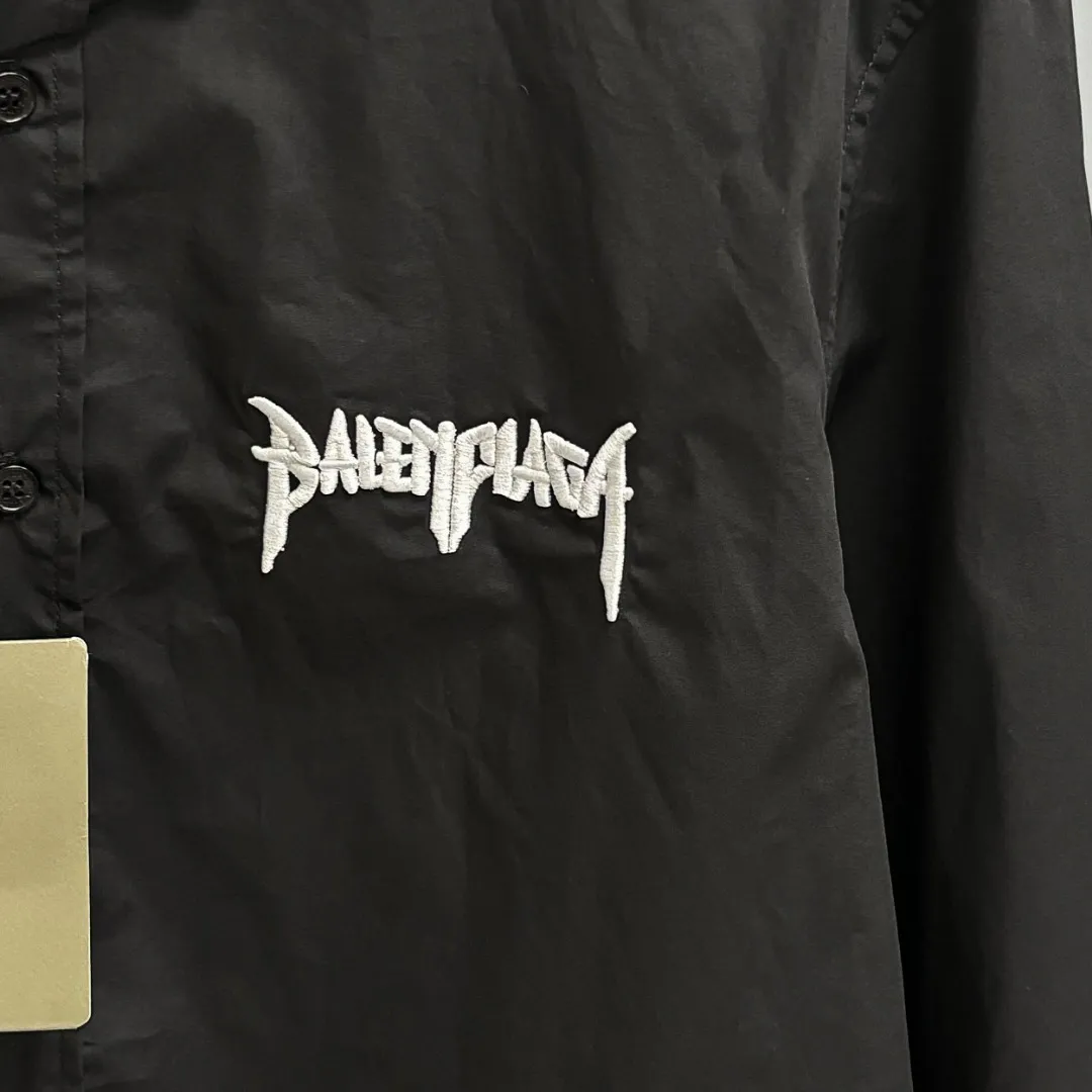 🅿️220 BALENCIAGA/Balenciaga early autumn embroidered shirt. Customized classic 40-count plain weave imitation Tencel Paris shirt fabric. Loose version. Three-dimensional upper body. Smooth and natural lines. From shoulder line to waistline to hem. Smooth transition of lines. No unnecessary wrinkles or accumulation. The whole body is neat and stretch. Customized Paris logo engraved button. Rigorous stitching of letter embroidery on the chest. Precise stitching. Silky smooth transition. Three-dimensional pattern without burrs. Size: S M L XL