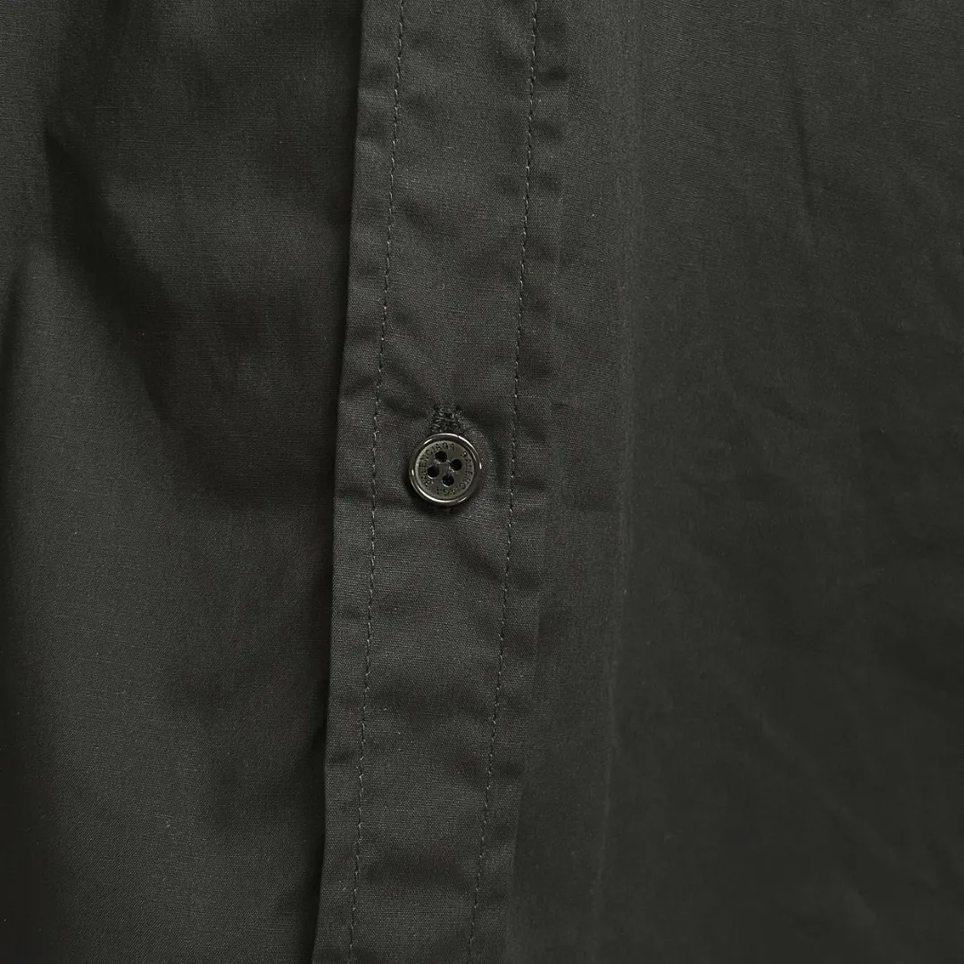 🅿️220 BALENCIAGA/Balenciaga early autumn embroidered shirt. Customized classic 40-count plain weave imitation Tencel Paris shirt fabric. Loose version. Three-dimensional upper body. Smooth and natural lines. From shoulder line to waistline to hem. Smooth transition of lines. No unnecessary wrinkles or accumulation. The whole body is neat and stretch. Customized Paris logo engraved button. Rigorous stitching of letter embroidery on the chest. Precise stitching. Silky smooth transition. Three-dimensional pattern without burrs. Size: S M L XL
