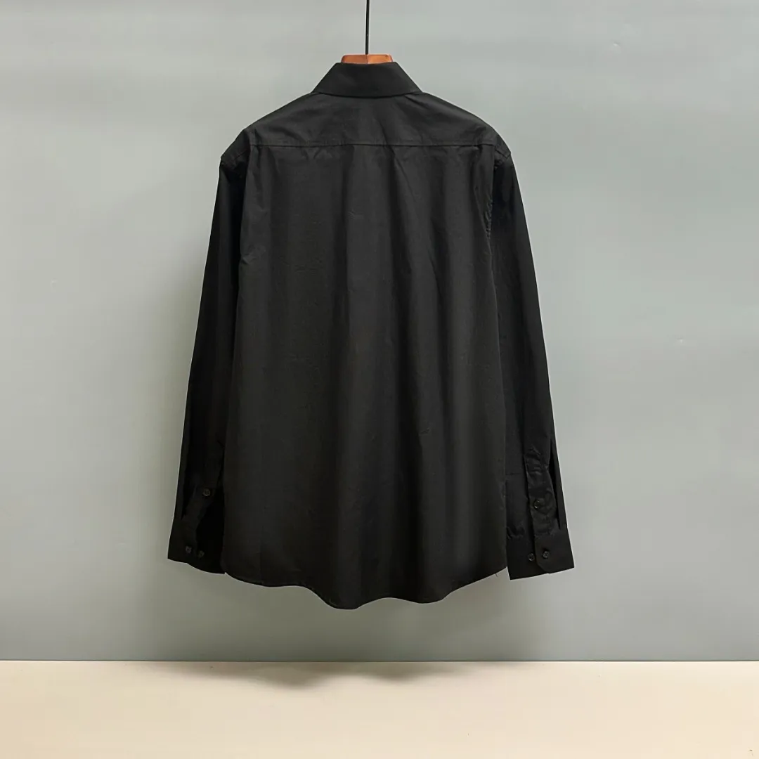 🅿️220 BALENCIAGA/Balenciaga early autumn embroidered shirt. Customized classic 40-count plain weave imitation Tencel Paris shirt fabric. Loose version. Three-dimensional upper body. Smooth and natural lines. From shoulder line to waistline to hem. Smooth transition of lines. No unnecessary wrinkles or accumulation. The whole body is neat and stretch. Customized Paris logo engraved button. Rigorous stitching of letter embroidery on the chest. Precise stitching. Silky smooth transition. Three-dimensional pattern without burrs. Size: S M L XL