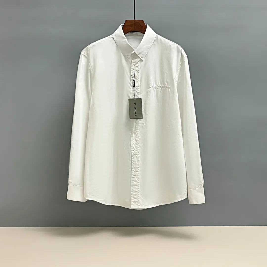🅿️220 BALENCIAGA/Balenciaga early autumn printed embroidered shirt. Customized classic 40-count plain weave imitation Tencel Paris shirt fabric. Loose fit and three-dimensional upper body. Smooth and natural lines from shoulder line to waistline to hem. Smooth transition of lines. No unnecessary folds or accumulation. The whole body is neat and stretched. Customized Paris logo engraved buttons. Embroidery of Paris letters on the chest. Precise stitching. Silky threading. Paired with large-area printing of the Statue of Liberty on the back. The effect is three-dimensional. The printing fits perfectly with the fabric, and there will be no problems such as color fading, peeling off, etc. Size: S M L XL