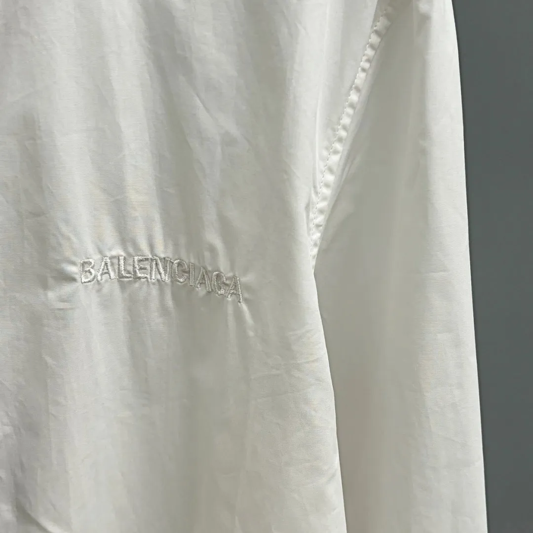 🅿️220 BALENCIAGA/Balenciaga early autumn printed embroidered shirt. Customized classic 40-count plain weave imitation Tencel Paris shirt fabric. Loose fit and three-dimensional upper body. Smooth and natural lines from shoulder line to waistline to hem. Smooth transition of lines. No unnecessary folds or accumulation. The whole body is neat and stretched. Customized Paris logo engraved buttons. Embroidery of Paris letters on the chest. Precise stitching. Silky threading. Paired with large-area printing of the Statue of Liberty on the back. The effect is three-dimensional. The printing fits perfectly with the fabric, and there will be no problems such as color fading, peeling off, etc. Size: S M L XL