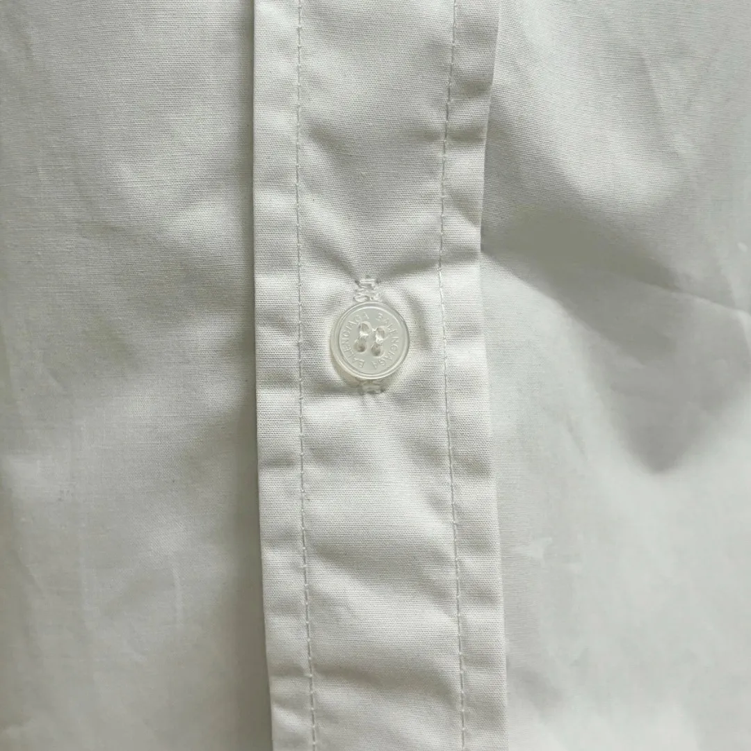 🅿️220 BALENCIAGA/Balenciaga early autumn printed embroidered shirt. Customized classic 40-count plain weave imitation Tencel Paris shirt fabric. Loose fit and three-dimensional upper body. Smooth and natural lines from shoulder line to waistline to hem. Smooth transition of lines. No unnecessary folds or accumulation. The whole body is neat and stretched. Customized Paris logo engraved buttons. Embroidery of Paris letters on the chest. Precise stitching. Silky threading. Paired with large-area printing of the Statue of Liberty on the back. The effect is three-dimensional. The printing fits perfectly with the fabric, and there will be no problems such as color fading, peeling off, etc. Size: S M L XL