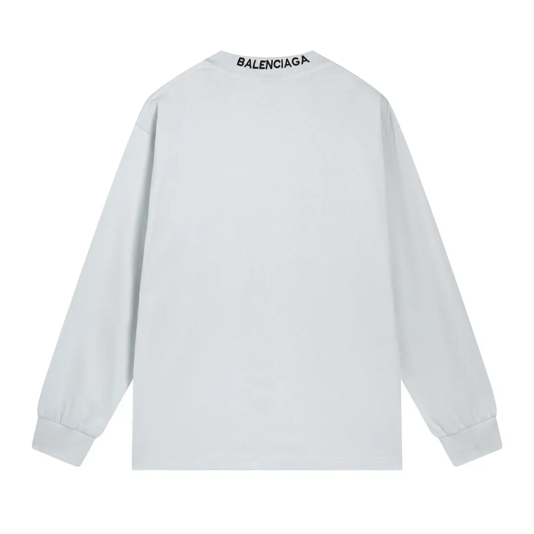 🅿️210 real photos [Top version. Official website quality] BALENCI*GA/Paris BALENCI*GA#520. Limited to the latest model, 520 love. Classic LOGO long-sleeved T-shirt embroidered on the back neck. Brick cabinet synchronization, genuine product development at the first time, welcome to compare. The fabric is made of Paris ZP custom-woven and dyed 100% cotton double-yarn compact cotton. The weight is 260 grams. The cloth surface is clean. The cloth pattern is clear. It is soft and comfortable. It has good color fastness and is not easy to change color. The threads are woven and dyed with no color difference. The printing uses computer direct printing, and the rib embroidery on the back collar has a three-dimensional effect. The version adopts the OS loose shoulder style. Same style for men and women. Code: BL225015 Color: black, off-white Size: XS S M L