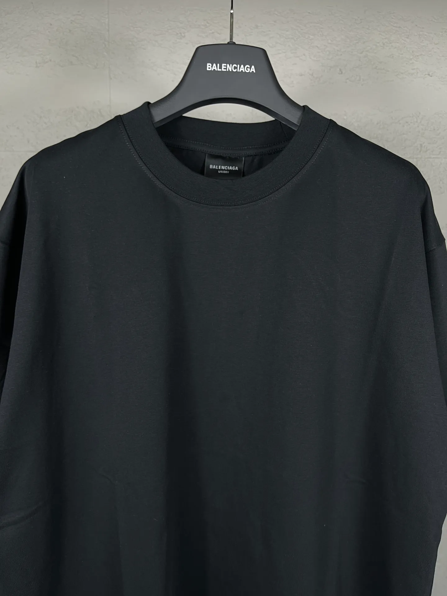 🅿️170 real photos [Top version. Official website quality] BALENCI*GA/Paris BALENCI*GA# new model, classic LOGO hot-drilled short-sleeved T-shirt on the back. Brick cabinet synchronization. The fabric is made of Paris ZP custom-woven and dyed 100% cotton double yarn compact cotton. The weight is 260 grams, the cloth surface is clean. The cloth pattern is clear. Soft and comfortable. The color fastness is good. It is not easy to change color. The threads are woven and dyed with no color difference. The back hot drill uses imported drill, which has good gloss and is not easy to fall off. Jubie market makes goods based on pictures. Comparisons welcome. Restore brick cabinet. The version adopts OS loose shoulder style. Same style for men and women. Code: BL223326 Color: Black Size: XS to L