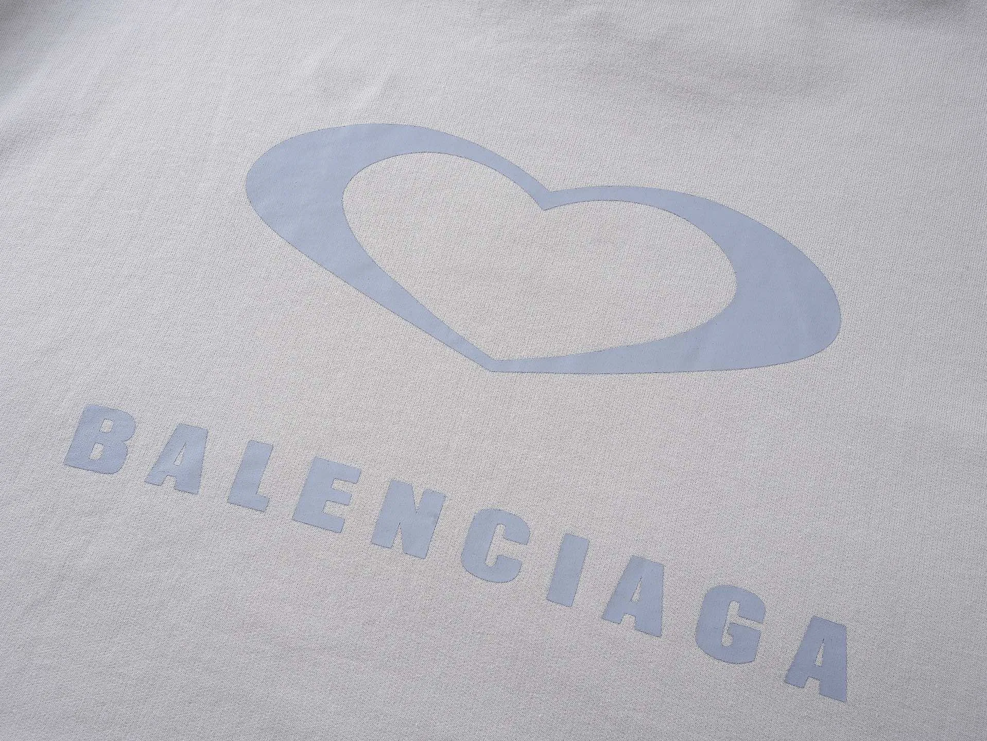 🅿️320 real photos [Top version. Official website quality] BALENCI*GA/Paris.SS25 latest model, limited edition for Chinese Valentine's Day in Paris, hooded sweatshirt with love LOGO embroidery on the front and love LOGO printing on the back, synchronized with brick cabinets. Genuine products are developed at the first time, welcome to compare! The fabric is made of Paris ZP custom-woven and dyed cotton sweatshirt. Weighing 460 grams, the cloth surface is clean. The cloth pattern is clear, soft and comfortable. The threads are dyed with no color difference. The embroidery is done using imported Tajima embroidery machines. The printing uses environmentally friendly imported rubber paddles. The letters are clear and the effect is three-dimensional. The version adopts OS loose shoulder design. Same style for men and women. Code: BL259968 Color: black, off-white Size: XS S M L
