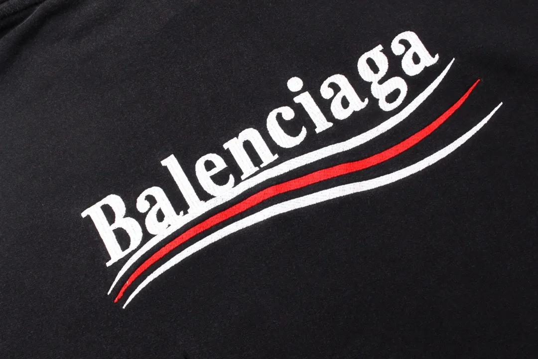 🅿️320 Detailed picture [Top version. Official website quality] BALENCI*GA/Paris. Classic model. 22SS#BALENCI*GA#Coke wave flower embroidery ready-made garments washed and worn, worn and worn with heavy craftsmanship, hooded sweatshirt, aged. Autumn and winter brick cabinet synchronization. The fabric is made of Paris ZP custom-woven and dyed cotton double-yarn David sweater, weighing 450 grams, the cloth surface is clean. The cloth pattern is clear, soft and comfortable. The threads are woven and dyed with no color difference. The classic letter LOGO is embroidered with a Tajima embroidery machine, and the letters are three-dimensional. The garment is washed. Heavy craftsmanship makes it old and retro. It is worn in many directions to restore the brick cabinet. The version adopts the OS loose shoulder style. Same style for men and women. Coding: BL238051 Color: Washed black Size: XS S M L