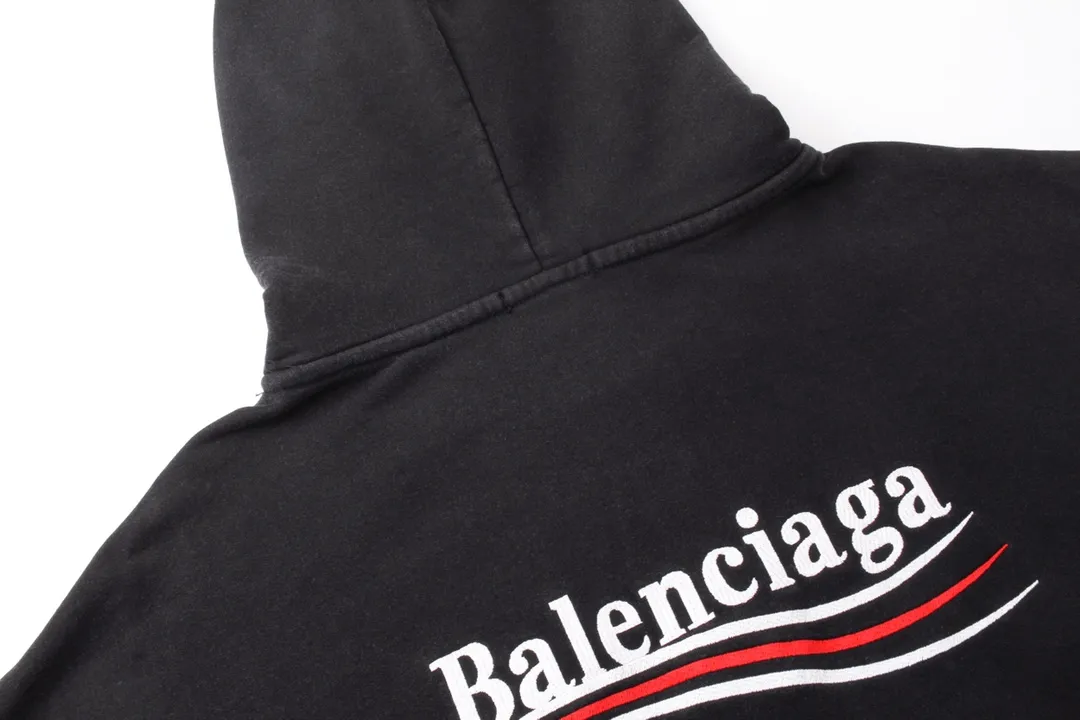 🅿️320 Detailed picture [Top version. Official website quality] BALENCI*GA/Paris. Classic model. 22SS#BALENCI*GA#Coke wave flower embroidery ready-made garments washed and worn, worn and worn with heavy craftsmanship, hooded sweatshirt, aged. Autumn and winter brick cabinet synchronization. The fabric is made of Paris ZP custom-woven and dyed cotton double-yarn David sweater, weighing 450 grams, the cloth surface is clean. The cloth pattern is clear, soft and comfortable. The threads are woven and dyed with no color difference. The classic letter LOGO is embroidered with a Tajima embroidery machine, and the letters are three-dimensional. The garment is washed. Heavy craftsmanship makes it old and retro. It is worn in many directions to restore the brick cabinet. The version adopts the OS loose shoulder style. Same style for men and women. Coding: BL238051 Color: Washed black Size: XS S M L
