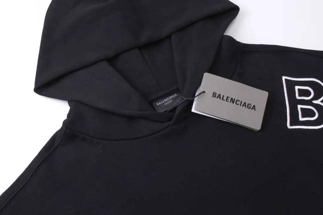 🅿️320 detailed pictures [Top version. Official website quality] BALENCI*GA/Paris BALENCI*GA#2024 latest model, Paris classic letter large LOGO embroidered hooded sweatshirt. Brick cabinet synchronization. Genuine products are developed and developed as soon as possible, welcome to compare! The fabric is made of Paris ZP custom-woven and dyed cotton terry sweatshirt. The weight is 450 grams. The cloth surface is clean. The cloth pattern is clear. It is soft and comfortable. It has good color fastness and is not easy to change color. The threads are woven and dyed with no color difference. The embroidery is done using imported Tajima embroidery machines. Super W needle thread embroidery, accurate positioning, three-dimensional effect, clear lines. No burrs and miscellaneous threads, ultra-high craftsmanship embroidery. The version adopts OS loose shoulder design. Same style for men and women. Code: BL238015 Color: Black. White Size: XS S M L