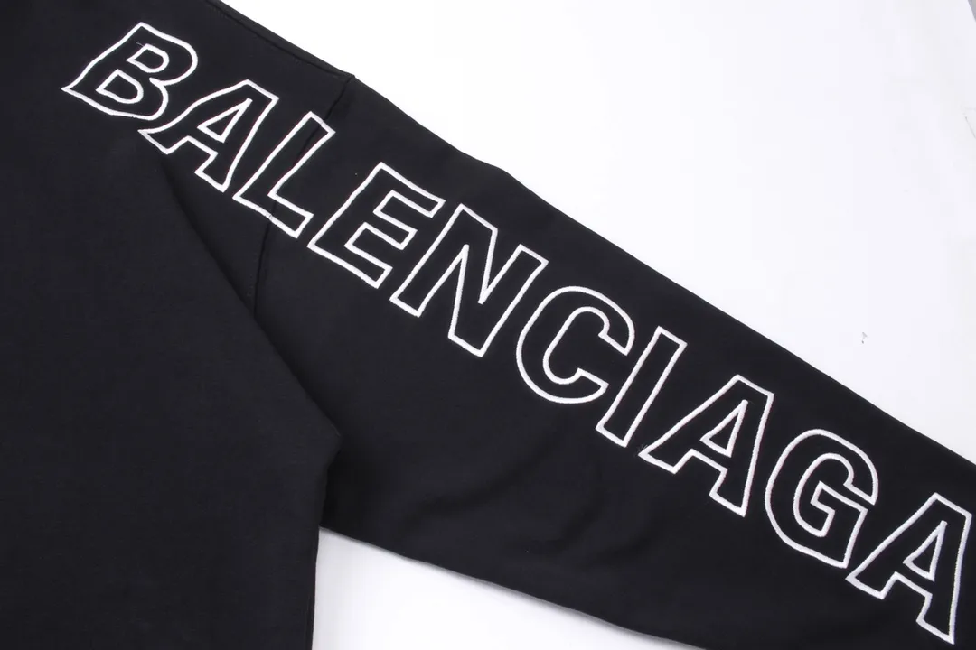 🅿️320 detailed pictures [Top version. Official website quality] BALENCI*GA/Paris BALENCI*GA#2024 latest model, Paris classic letter large LOGO embroidered hooded sweatshirt. Brick cabinet synchronization. Genuine products are developed and developed as soon as possible, welcome to compare! The fabric is made of Paris ZP custom-woven and dyed cotton terry sweatshirt. The weight is 450 grams. The cloth surface is clean. The cloth pattern is clear. It is soft and comfortable. It has good color fastness and is not easy to change color. The threads are woven and dyed with no color difference. The embroidery is done using imported Tajima embroidery machines. Super W needle thread embroidery, accurate positioning, three-dimensional effect, clear lines. No burrs and miscellaneous threads, ultra-high craftsmanship embroidery. The version adopts OS loose shoulder design. Same style for men and women. Code: BL238015 Color: Black. White Size: XS S M L