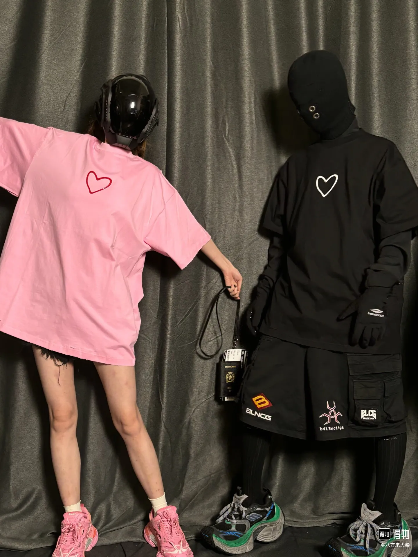 ♻️💯Upper body reference model picture❤️Top version Balenciaga Chinese Valentine's Day 24 Series FW24 solid color heart-shaped distressed effect short-sleeved T-shirt, loose fit Balenciaga was founded by Cristobal Balenciaga, a great genius designer known as representing the twentieth century. For more than half a century since the brand was founded, Balenciaga has been famous in the fashion industry for its fashionable elegance. You can find any of your favorite logos on the front and back of this piece, Ness.  The front and rear printing uses low-coverage screen printing technology, and the glue is imported. The printing is very delicate, and the scratched out problems are very clear and there are no burrs. The fabric is made of 280g double-ply double-yarn pure cotton loose fabric, which is loose and breathable, has good drying effect, full drape and skin toning. Color: Black Pink Size: XS-L P:250