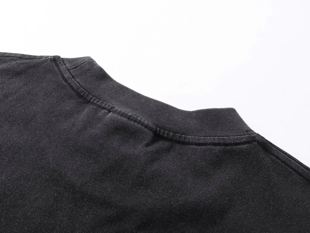🅿️194 Actual pictures [Top version. Official website quality] BALENCI*GA/Paris. SS25 latest model direct-injection printed washed and distressed short-sleeved T-shirt. Ready-made garments washed and distressed. Brick cabinets are synchronized. Genuine products are developed at the first time. The fabric is made of Paris ZP custom-woven and dyed cotton double yarn. Weighing 260 grams, the cloth surface is clean. The cloth pattern is clear, soft and comfortable. The threads are dyed with no color difference. The printing adopts computer direct printing, and the effect is three-dimensional. The version adopts OS loose shoulder design. Same style for men and women. Code: BL253633 Color: washed black Size: XS S M L