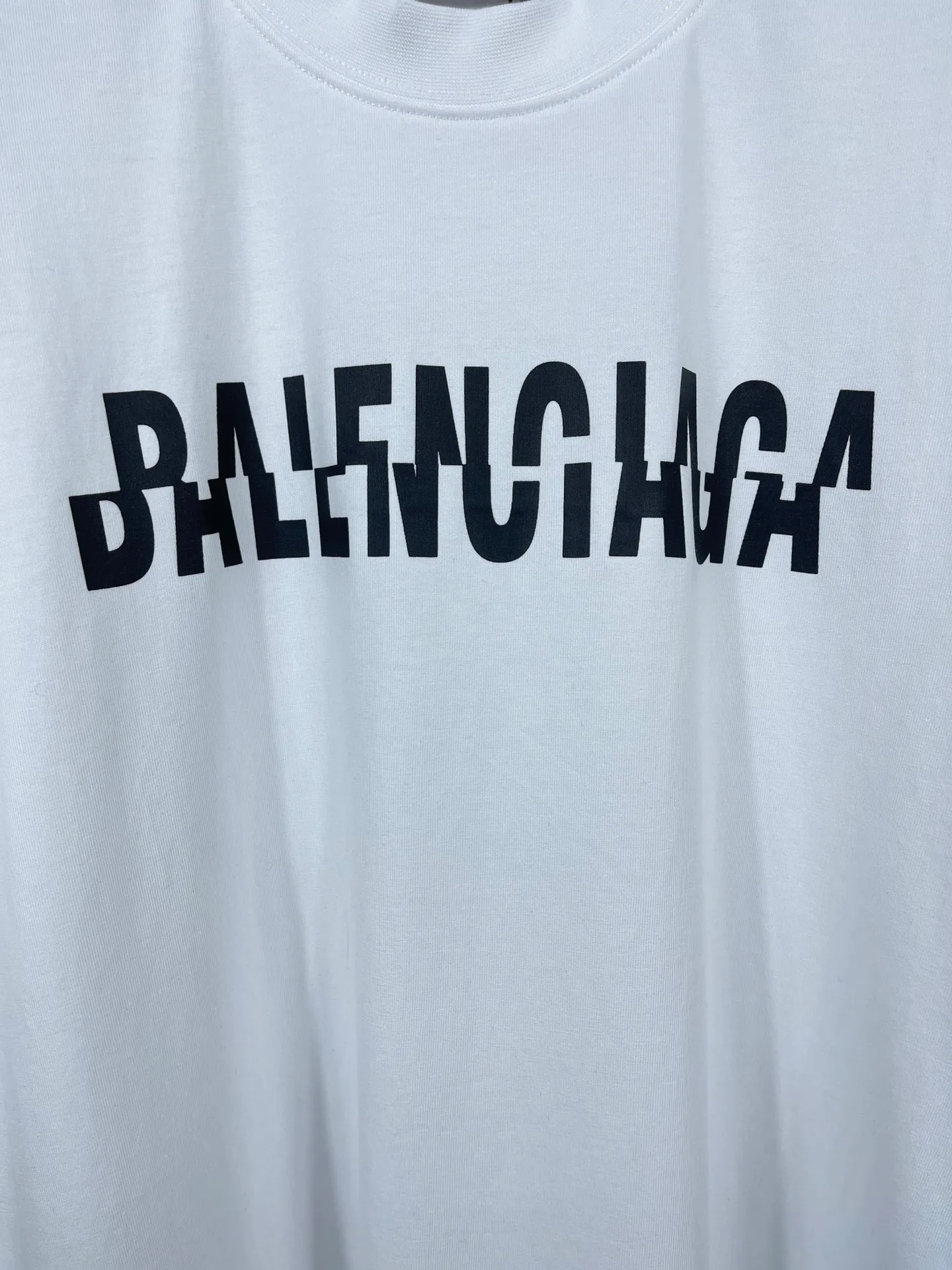 🅿️174 Actual pictures [Top version. Official website quality] BALENCI*GA/Paris BALENCI*GA# staggered letter LOGO printed washed short-sleeved T-shirt. Brick cabinet synchronization. The fabric is made of Paris ZP custom-woven and dyed 100% cotton double yarn compact cotton. The weight is 260 grams. The cloth surface is clean. The cloth pattern is clear. Soft and comfortable. The color fastness is good. It is not easy to change color. The threads are woven and dyed with no color difference. The printing uses imported environmentally friendly glue, which has a three-dimensional effect and no burrs. The ready-made clothes are washed and distressed, and the brick cabinets are restored. The version adopts the OS loose shoulder style. The same style for men and women. Code: BL223095 Color: washed black and white. Size: XS to L