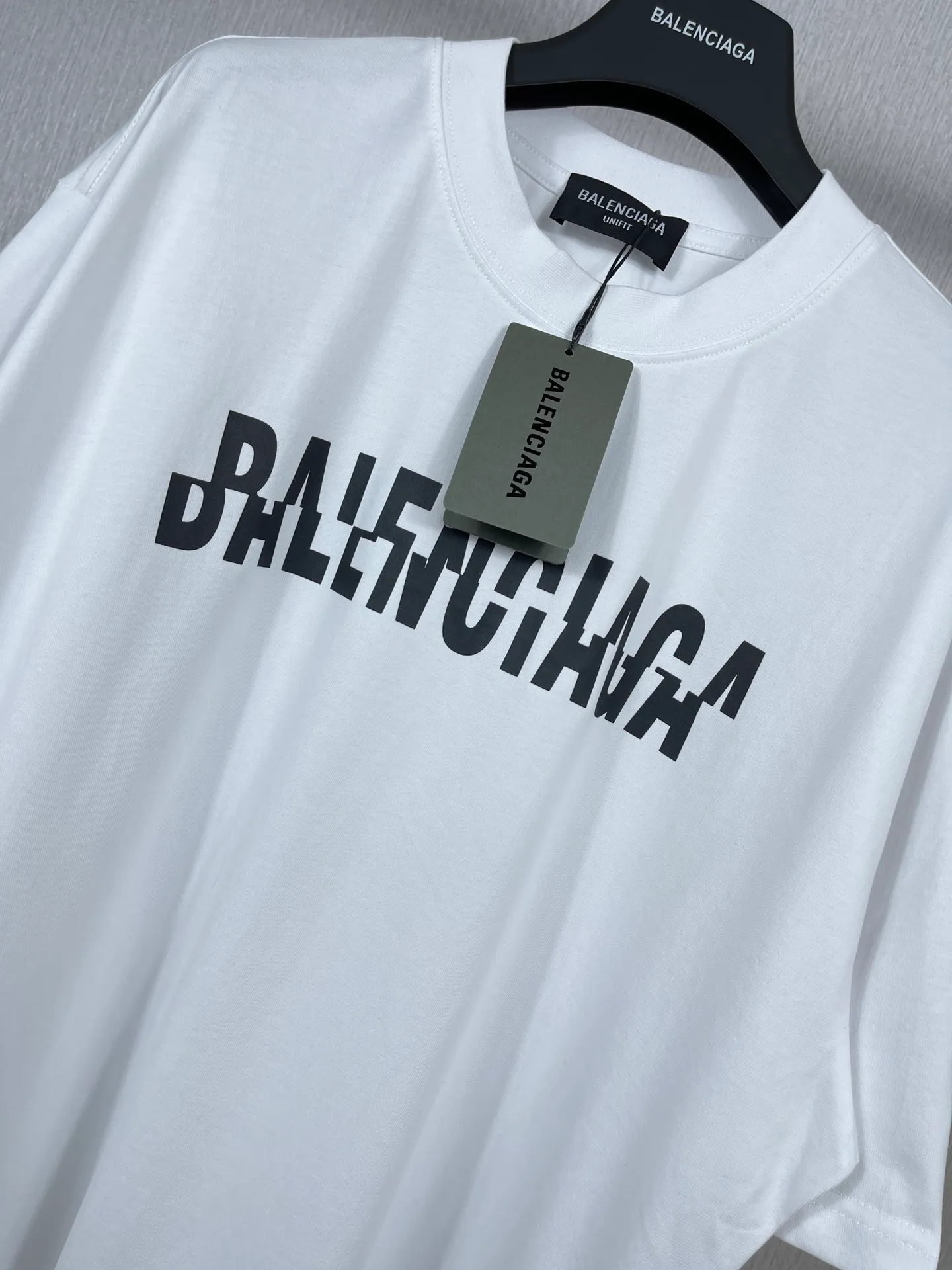🅿️174 Actual pictures [Top version. Official website quality] BALENCI*GA/Paris BALENCI*GA# staggered letter LOGO printed washed short-sleeved T-shirt. Brick cabinet synchronization. The fabric is made of Paris ZP custom-woven and dyed 100% cotton double yarn compact cotton. The weight is 260 grams. The cloth surface is clean. The cloth pattern is clear. Soft and comfortable. The color fastness is good. It is not easy to change color. The threads are woven and dyed with no color difference. The printing uses imported environmentally friendly glue, which has a three-dimensional effect and no burrs. The ready-made clothes are washed and distressed, and the brick cabinets are restored. The version adopts the OS loose shoulder style. The same style for men and women. Code: BL223095 Color: washed black and white. Size: XS to L