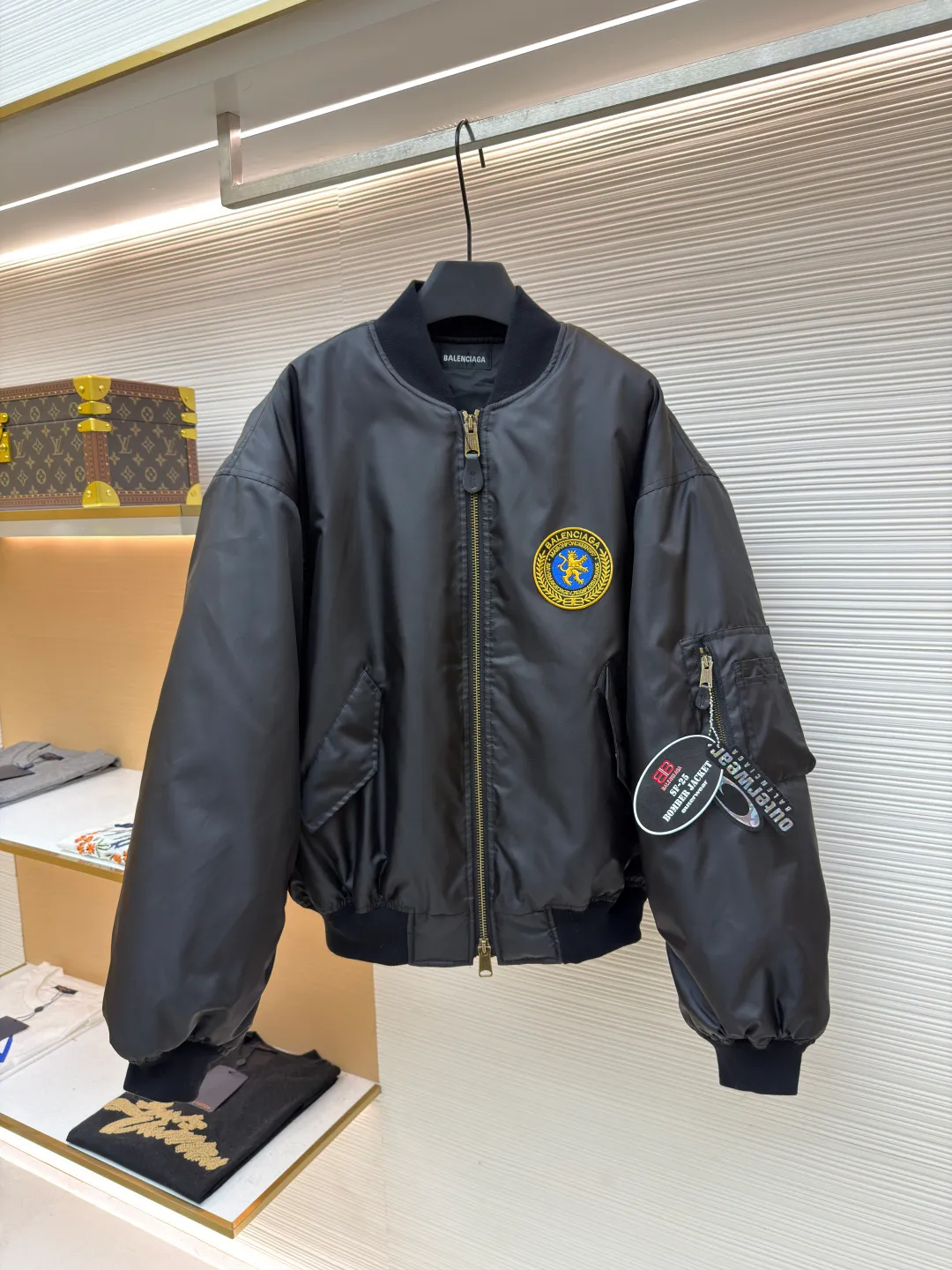 Balenciaga patch bomber jacket ●Original version: Purchased and developed for 24500 ●Item number: 1681007-C20 ●Fabric: dense-pore cold-pressed fiber nylon fabric ●Technology: embroidery production ●Version: loose version ●Weight: about 925 grams ●Size: 44-46-48-50 ●Description: Customized dense-pore cold-pressed fiber nylon cloth and velvet cloud cotton sheet inside, full texture, thick and solid Every inch contains a heavy warmth. It is based on pure black to support all the edges. The slightly dropped shoulder silhouette embraces the body shape. The gilt lion emblem patch is embellished on the chest. It continues the identity identification function of the badge. It is a silent statement worn on the body. The lining and padding design highlight the wrapping effect. It cleverly combines the warmth of cotton clothing and the aesthetics of life. In the name of design, it leads the trend and adopts imported machine embroidery technology. Use advanced computer control system and precision mechanical components. Paris lion emblem patch embroidery work with high precision, smooth and delicate lines, purely manual water disassembly process. After completing the initial combination of the lining fabric and the cotton piece, the craftsman will further adjust and disassemble it in the water. The lining fabric and the cotton piece can achieve a perfect combination, making the lining fabric and the cotton piece more closely combined. Beautiful and neat, template machine bag opening. The preset template guides the position, shape and size of the bag opening. The accuracy ensures the quality of the bag opening effect. The overall wiring is straight and delicate, the fabric is comfortable and soft, and the color is consistent without color difference. It can be matched with the same style to create a fashionable look and control various occasions. Customized accessories, complete with three standards, same style for men and women!