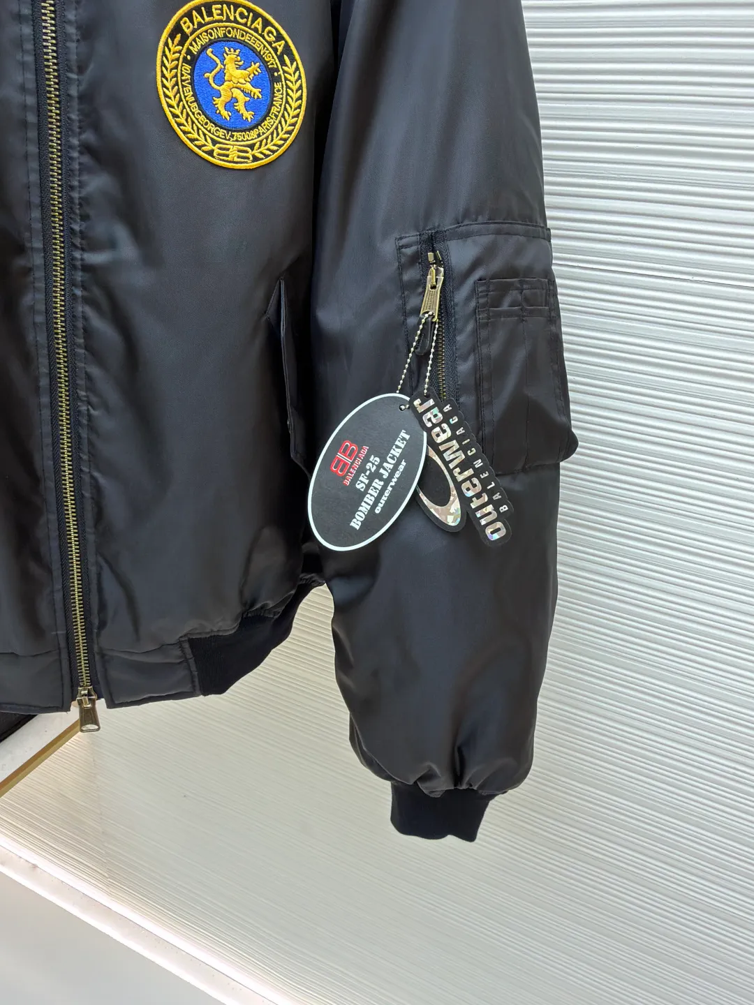 Balenciaga patch bomber jacket ●Original version: Purchased and developed for 24500 ●Item number: 1681007-C20 ●Fabric: dense-pore cold-pressed fiber nylon fabric ●Technology: embroidery production ●Version: loose version ●Weight: about 925 grams ●Size: 44-46-48-50 ●Description: Customized dense-pore cold-pressed fiber nylon cloth and velvet cloud cotton sheet inside, full texture, thick and solid Every inch contains a heavy warmth. It is based on pure black to support all the edges. The slightly dropped shoulder silhouette embraces the body shape. The gilt lion emblem patch is embellished on the chest. It continues the identity identification function of the badge. It is a silent statement worn on the body. The lining and padding design highlight the wrapping effect. It cleverly combines the warmth of cotton clothing and the aesthetics of life. In the name of design, it leads the trend and adopts imported machine embroidery technology. Use advanced computer control system and precision mechanical components. Paris lion emblem patch embroidery work with high precision, smooth and delicate lines, purely manual water disassembly process. After completing the initial combination of the lining fabric and the cotton piece, the craftsman will further adjust and disassemble it in the water. The lining fabric and the cotton piece can achieve a perfect combination, making the lining fabric and the cotton piece more closely combined. Beautiful and neat, template machine bag opening. The preset template guides the position, shape and size of the bag opening. The accuracy ensures the quality of the bag opening effect. The overall wiring is straight and delicate, the fabric is comfortable and soft, and the color is consistent without color difference. It can be matched with the same style to create a fashionable look and control various occasions. Customized accessories, complete with three standards, same style for men and women!