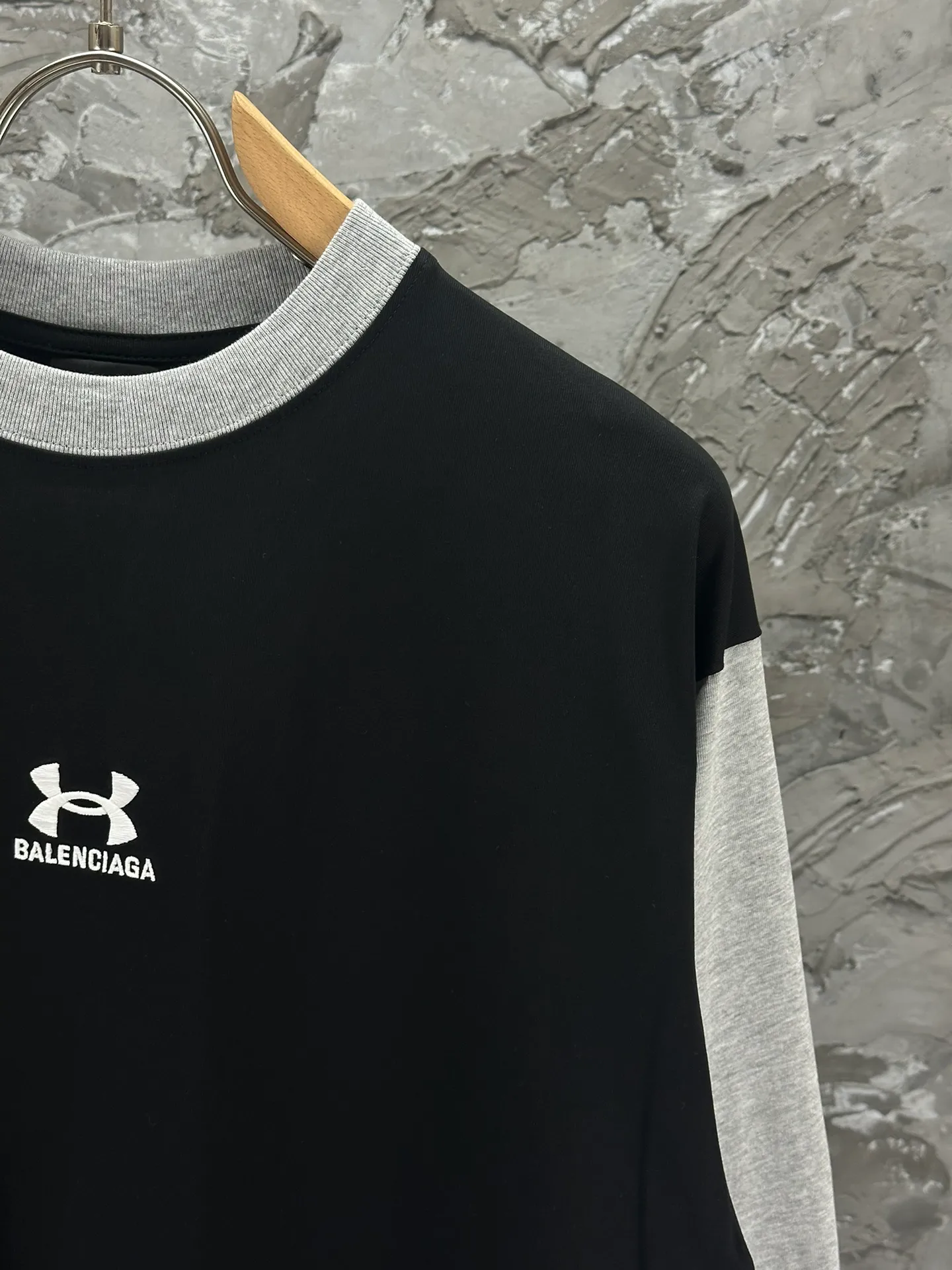 🅿️270 BALENCI*GA Paris co-branded UnderArmour style long-sleeved. The fabric is made of Paris ZP custom-woven and dyed double yarn pure cotton fabric 280g. The thread is custom-woven and dyed without color difference. The classic LOGO pattern embroidery on the front and back is embroidered by Tajima imported machine. Ready-to-wear washed. Two high-temperature styling washes. Os dropped shoulders, loose version, same style for men and women -Color: black -SIZE: XS S M L Style number 8628#