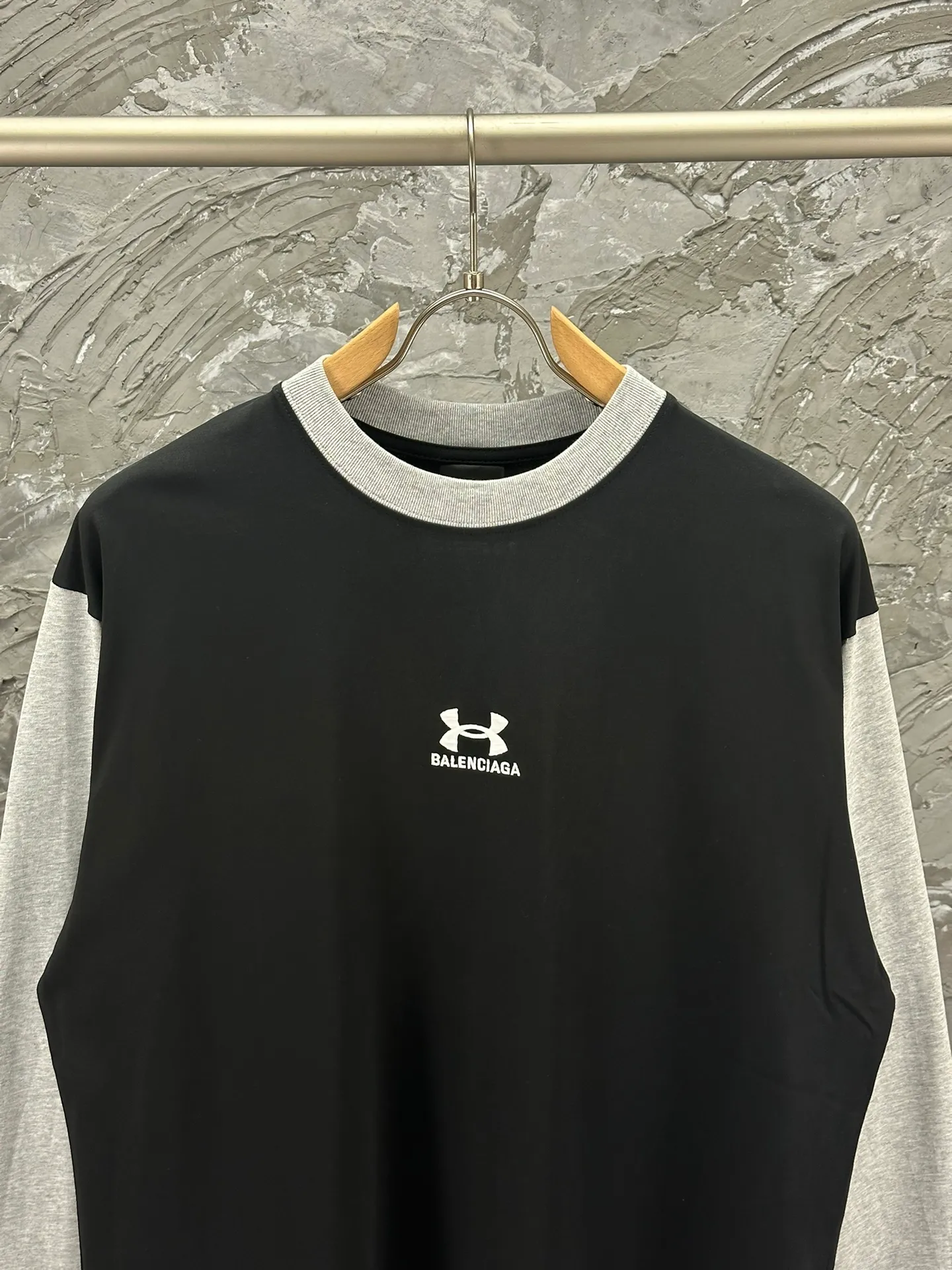 🅿️270 BALENCI*GA Paris co-branded UnderArmour style long-sleeved. The fabric is made of Paris ZP custom-woven and dyed double yarn pure cotton fabric 280g. The thread is custom-woven and dyed without color difference. The classic LOGO pattern embroidery on the front and back is embroidered by Tajima imported machine. Ready-to-wear washed. Two high-temperature styling washes. Os dropped shoulders, loose version, same style for men and women -Color: black -SIZE: XS S M L Style number 8628#