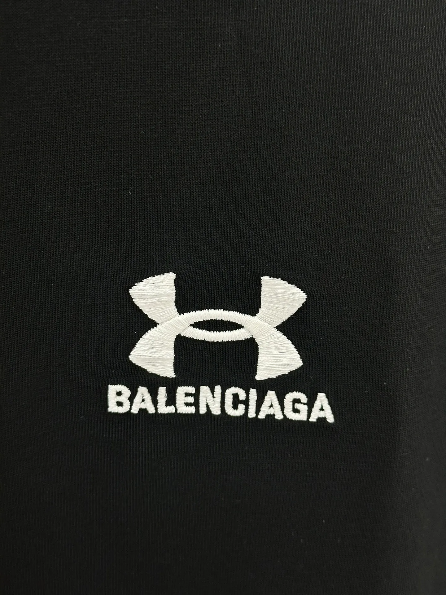 🅿️270 BALENCI*GA Paris co-branded UnderArmour style long-sleeved. The fabric is made of Paris ZP custom-woven and dyed double yarn pure cotton fabric 280g. The thread is custom-woven and dyed without color difference. The classic LOGO pattern embroidery on the front and back is embroidered by Tajima imported machine. Ready-to-wear washed. Two high-temperature styling washes. Os dropped shoulders, loose version, same style for men and women -Color: black -SIZE: XS S M L Style number 8628#
