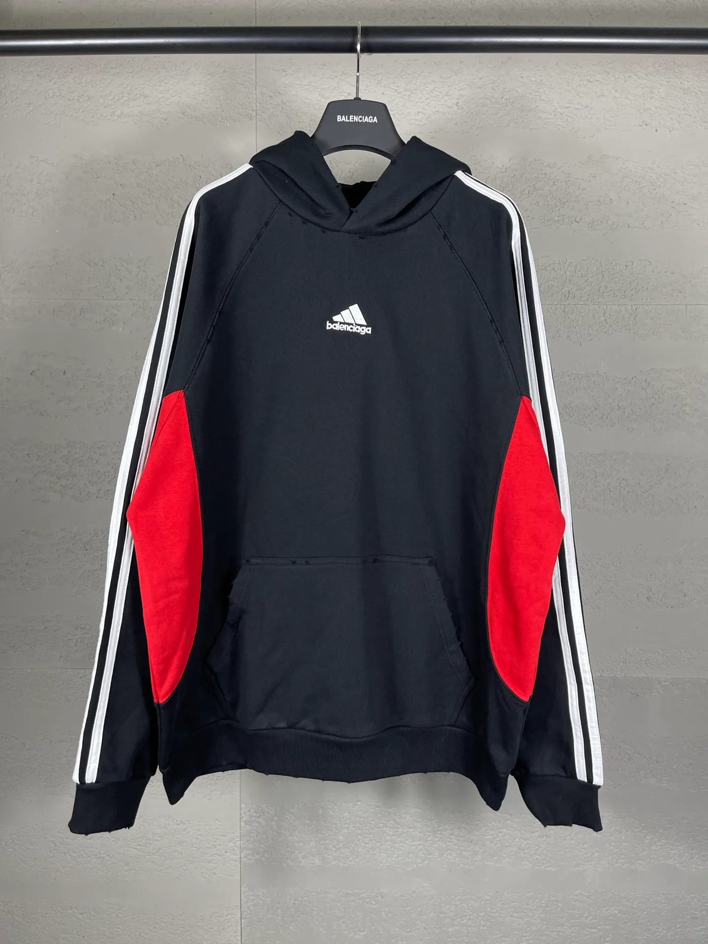 🅿️390 real shots [Top version. Official website quality] BALENCI*GA/Paris co-branded Adidas embroidered hooded sweatshirt #Splicing and color insertion, ready-to-wear worn. The fabric is made of Paris ZP custom-woven and dyed cotton sweatshirt. Weighing 450 grams, the cloth surface is clean. The cloth pattern is clear, soft and comfortable. The threads are dyed with no color difference. The classic pattern embroidery uses imported embroidery, and the letters are clear, three-dimensional and without rough edges. Jubie market produces pictures based on pictures. Welcome to compare. The version adopts OS loose shoulder design. Same style for men and women. Code: BL238020 Color: Black Size: XS S M L