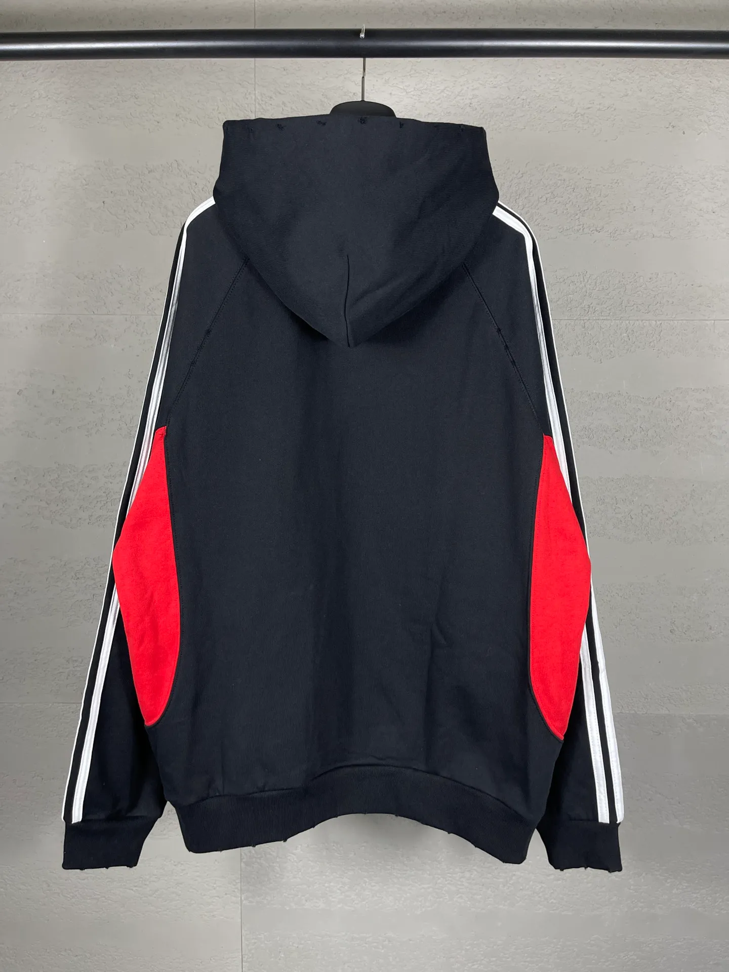 🅿️390 real shots [Top version. Official website quality] BALENCI*GA/Paris co-branded Adidas embroidered hooded sweatshirt #Splicing and color insertion, ready-to-wear worn. The fabric is made of Paris ZP custom-woven and dyed cotton sweatshirt. Weighing 450 grams, the cloth surface is clean. The cloth pattern is clear, soft and comfortable. The threads are dyed with no color difference. The classic pattern embroidery uses imported embroidery, and the letters are clear, three-dimensional and without rough edges. Jubie market produces pictures based on pictures. Welcome to compare. The version adopts OS loose shoulder design. Same style for men and women. Code: BL238020 Color: Black Size: XS S M L