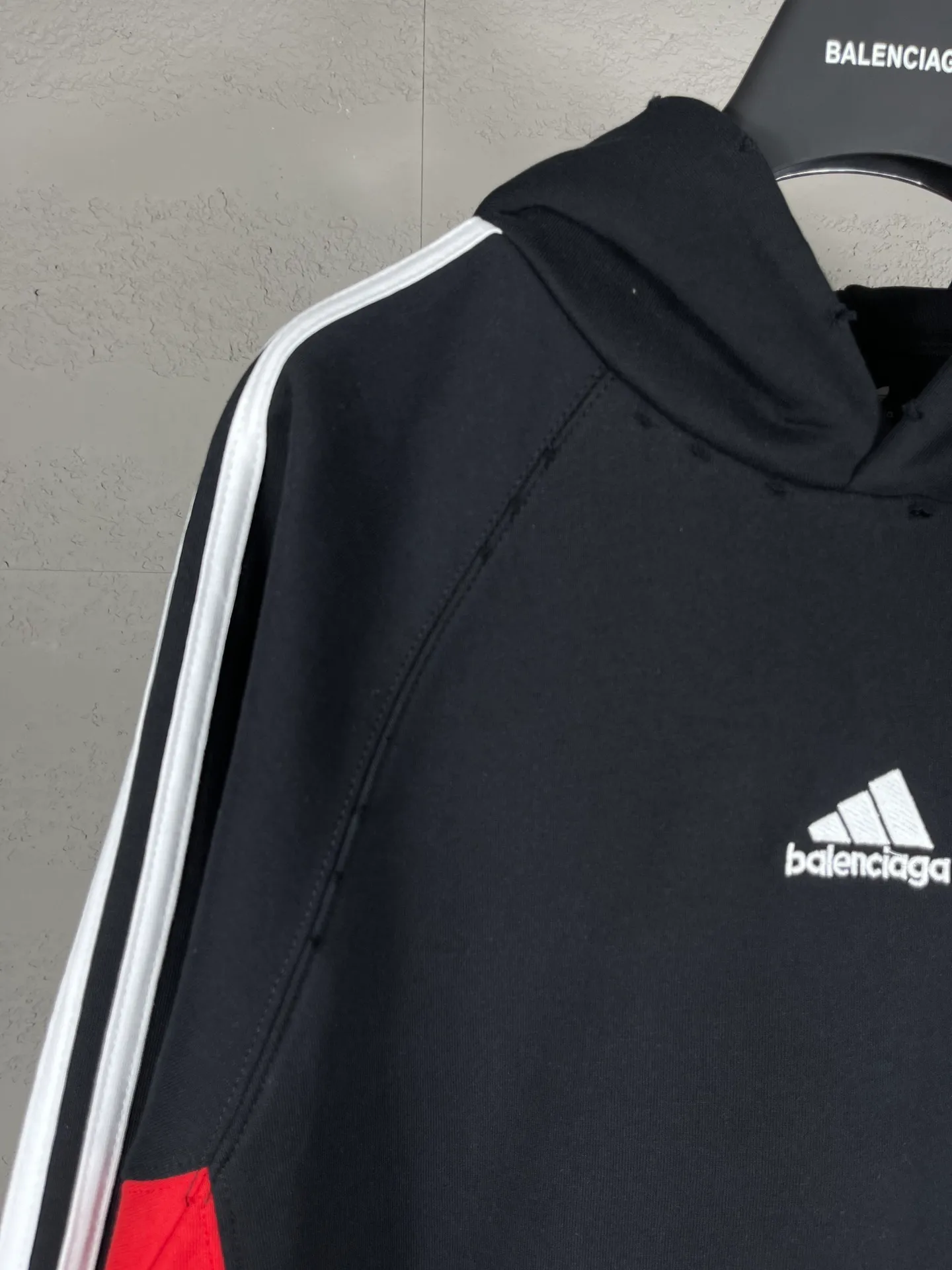 🅿️390 real shots [Top version. Official website quality] BALENCI*GA/Paris co-branded Adidas embroidered hooded sweatshirt #Splicing and color insertion, ready-to-wear worn. The fabric is made of Paris ZP custom-woven and dyed cotton sweatshirt. Weighing 450 grams, the cloth surface is clean. The cloth pattern is clear, soft and comfortable. The threads are dyed with no color difference. The classic pattern embroidery uses imported embroidery, and the letters are clear, three-dimensional and without rough edges. Jubie market produces pictures based on pictures. Welcome to compare. The version adopts OS loose shoulder design. Same style for men and women. Code: BL238020 Color: Black Size: XS S M L