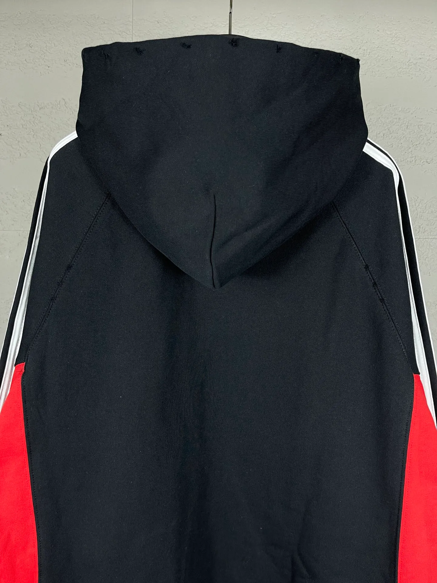 🅿️390 real shots [Top version. Official website quality] BALENCI*GA/Paris co-branded Adidas embroidered hooded sweatshirt #Splicing and color insertion, ready-to-wear worn. The fabric is made of Paris ZP custom-woven and dyed cotton sweatshirt. Weighing 450 grams, the cloth surface is clean. The cloth pattern is clear, soft and comfortable. The threads are dyed with no color difference. The classic pattern embroidery uses imported embroidery, and the letters are clear, three-dimensional and without rough edges. Jubie market produces pictures based on pictures. Welcome to compare. The version adopts OS loose shoulder design. Same style for men and women. Code: BL238020 Color: Black Size: XS S M L