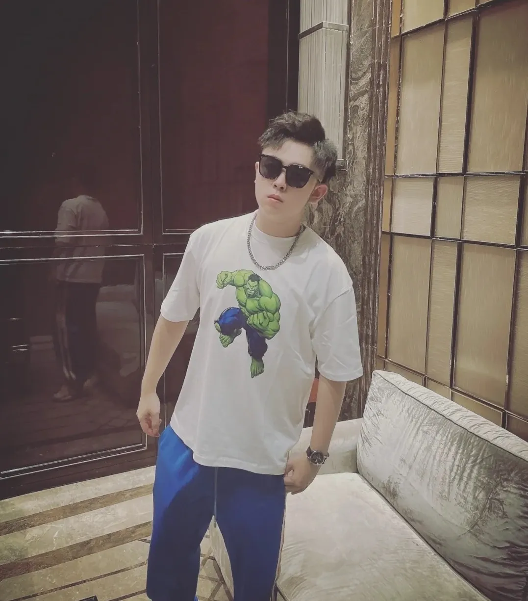 ♻️💯Refer to the model picture for the upper body❤️The strongest Balenciaga/Balenciaga Heavy Industry washed Hulk Marvel joint short-sleeved fabric is made of double yarn plain weave, 280g sweatshirt fabric; matched with 32S/1*2 fine cotton double yarn 1*1 rib, washed environmentally friendly dyed fabric, and the threads are in the same vat with no color difference.  The front printed green giant uses water-wash printing technology; it is made of imported environmentally friendly glue material (no odor) and mechanized printing technology. Mechanical printing has high precision, the positioning accuracy can reach ±0.02mm, the quality is stable, and the printing quality is clear, just like the photo. The body is washed and frayed and embroidered elements are added, which greatly increases the interest of the clothing; it has a unique visual effect. The special washing effect creates a unique aged effect. A unisex style that blurs the boundaries, with a classic dropped shoulder and oversize silhouette, and a loose and casual upper body. Color: White Size: XS-L P:260