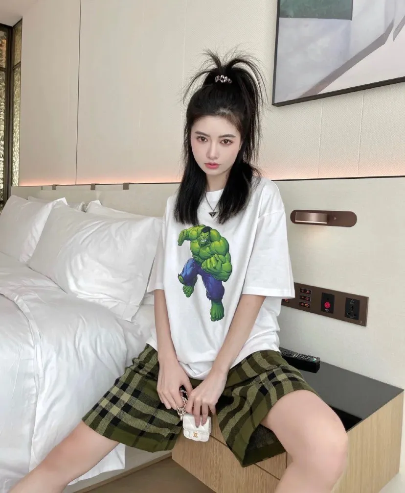 ♻️💯Refer to the model picture for the upper body❤️The strongest Balenciaga/Balenciaga Heavy Industry washed Hulk Marvel joint short-sleeved fabric is made of double yarn plain weave, 280g sweatshirt fabric; matched with 32S/1*2 fine cotton double yarn 1*1 rib, washed environmentally friendly dyed fabric, and the threads are in the same vat with no color difference.  The front printed green giant uses water-wash printing technology; it is made of imported environmentally friendly glue material (no odor) and mechanized printing technology. Mechanical printing has high precision, the positioning accuracy can reach ±0.02mm, the quality is stable, and the printing quality is clear, just like the photo. The body is washed and frayed and embroidered elements are added, which greatly increases the interest of the clothing; it has a unique visual effect. The special washing effect creates a unique aged effect. A unisex style that blurs the boundaries, with a classic dropped shoulder and oversize silhouette, and a loose and casual upper body. Color: White Size: XS-L P:260