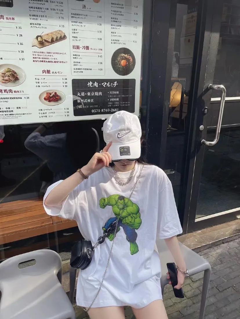 ♻️💯Refer to the model picture for the upper body❤️The strongest Balenciaga/Balenciaga Heavy Industry washed Hulk Marvel joint short-sleeved fabric is made of double yarn plain weave, 280g sweatshirt fabric; matched with 32S/1*2 fine cotton double yarn 1*1 rib, washed environmentally friendly dyed fabric, and the threads are in the same vat with no color difference.  The front printed green giant uses water-wash printing technology; it is made of imported environmentally friendly glue material (no odor) and mechanized printing technology. Mechanical printing has high precision, the positioning accuracy can reach ±0.02mm, the quality is stable, and the printing quality is clear, just like the photo. The body is washed and frayed and embroidered elements are added, which greatly increases the interest of the clothing; it has a unique visual effect. The special washing effect creates a unique aged effect. A unisex style that blurs the boundaries, with a classic dropped shoulder and oversize silhouette, and a loose and casual upper body. Color: White Size: XS-L P:260