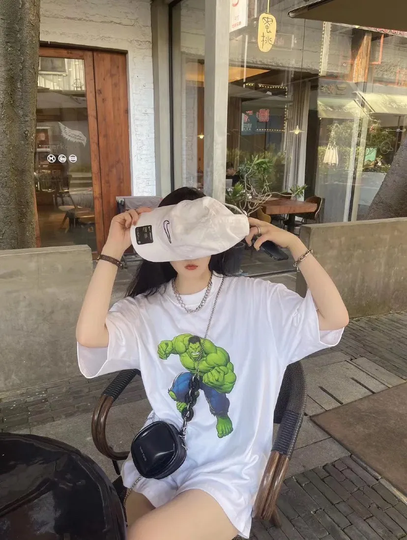 ♻️💯Refer to the model picture for the upper body❤️The strongest Balenciaga/Balenciaga Heavy Industry washed Hulk Marvel joint short-sleeved fabric is made of double yarn plain weave, 280g sweatshirt fabric; matched with 32S/1*2 fine cotton double yarn 1*1 rib, washed environmentally friendly dyed fabric, and the threads are in the same vat with no color difference.  The front printed green giant uses water-wash printing technology; it is made of imported environmentally friendly glue material (no odor) and mechanized printing technology. Mechanical printing has high precision, the positioning accuracy can reach ±0.02mm, the quality is stable, and the printing quality is clear, just like the photo. The body is washed and frayed and embroidered elements are added, which greatly increases the interest of the clothing; it has a unique visual effect. The special washing effect creates a unique aged effect. A unisex style that blurs the boundaries, with a classic dropped shoulder and oversize silhouette, and a loose and casual upper body. Color: White Size: XS-L P:260