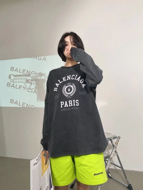 ♻️💯Refer to the model picture for the upper body❤️The top tested version of BALENCIAGA basic embroidered cotton loose shorts for men and women, the same fashion brand shorts. Fabric: Customized fish scale terry cotton fabric 440 grams, super heavy, ready-to-wear washed and soft to the touch. Printing: Japanese Tajima embroidery technology is used, the embroidery is accurate, the printing is meticulous and full, and there is no thread skipping. Accessories: Complete set of customized BLCG accessories Color: Fluorescent green black gray dark khaki Size: XS-L P:310