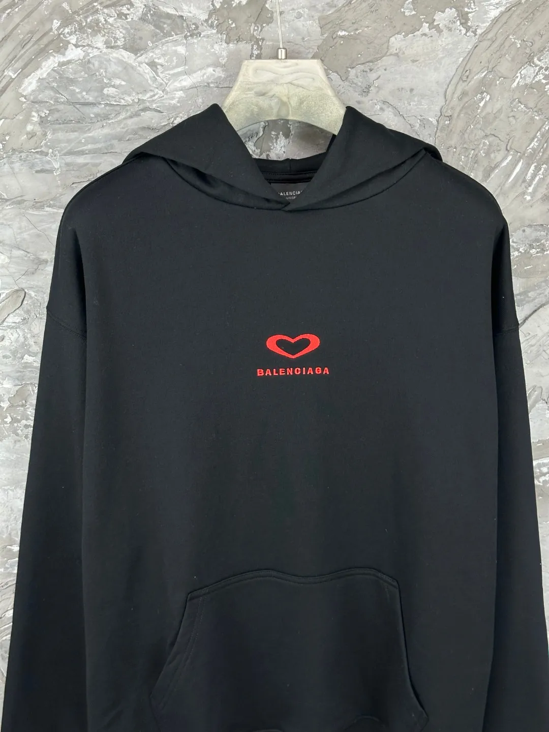 🅿️350 BALENCI*GA Paris Chinese Valentine's Day limited edition hooded sweatshirt. The front embroidery is embroidered with an imported Tajima embroidery machine. The back letters are printed with environmentally friendly glue. Customized matching hardware. The letters are clear. The effect is three-dimensional. Exclusively matched to the pattern, woven and dyed 460g fabric. Threads are dyed in the same cylinder with zero color difference. Brick cabinet synchronization. Welcome to compare. Same style for men and women -Color: black off-white -SIZE: Xs S M L Style number 8991#