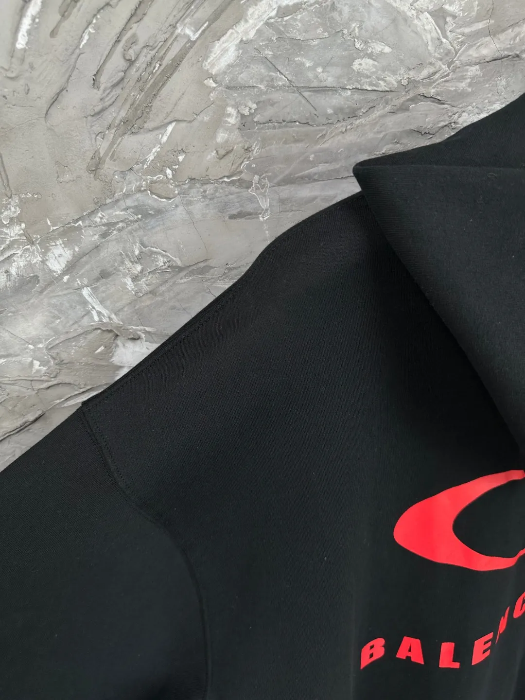 🅿️350 BALENCI*GA Paris Chinese Valentine's Day limited edition hooded sweatshirt. The front embroidery is embroidered with an imported Tajima embroidery machine. The back letters are printed with environmentally friendly glue. Customized matching hardware. The letters are clear. The effect is three-dimensional. Exclusively matched to the pattern, woven and dyed 460g fabric. Threads are dyed in the same cylinder with zero color difference. Brick cabinet synchronization. Welcome to compare. Same style for men and women -Color: black off-white -SIZE: Xs S M L Style number 8991#