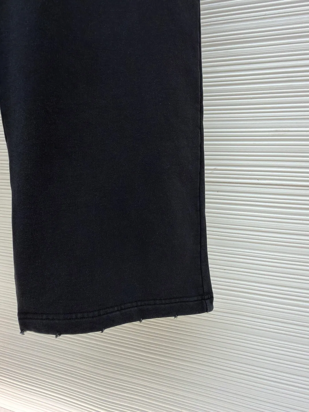 Balenciaga pure cotton fish scale bottom ●Item No.: 1681637-A90 ●Fabric: Pure cotton fish scale bottom fabric ●Technology: Glue printing ●Color: Black ●Version: Loose version ●Weight: about 715 grams ●Size: XS-S-M-L ●Description: The fabric is made of 26S double yarn + 10S fish scale bottom brushed fabric, 380g. Pure cotton fish scale bottom sweatshirt fabric is a knitted fabric with special texture and excellent performance. The pure cotton material ensures the softness, breathability and moisture absorption of the fabric; the fish scale bottom structure increases the elasticity and wrinkle resistance of the fabric. Dark floral dot multi-layer overlay printing is an advanced printing technology that combines fine patterns and three-dimensional layers. Its core is to use high-mesh dot plate making to overprint transparent or light-colored printing paste on the fabric base multiple times with micron-level precision. Each overlay is accurately aligned to form a faint dark flower texture. The printing pattern does not rely on bright colors, but creates subtle light and shadow gradients and tactile layering on the surface of the fabric through the thickness difference of slurry accumulation and light refraction. The pattern shows subtle changes at different angles, combining visual depth and long-lasting washability. The overall wiring is straight and delicate, the fabric is comfortable and soft, and the color is consistent without color difference. It can be matched with the same style to create a fashionable look and control various occasions. Customized accessories, complete with three standards, same style for men and women!