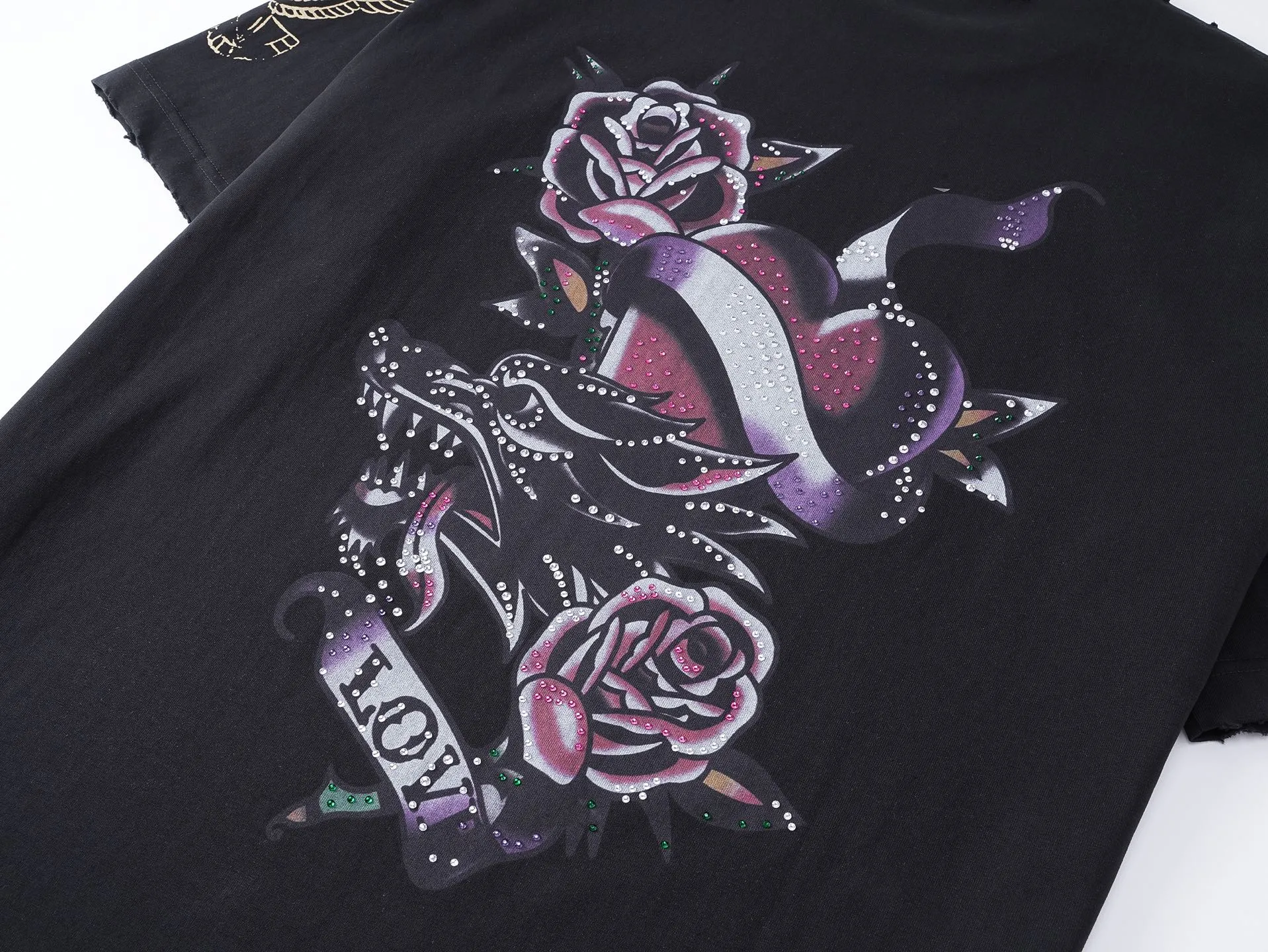 🅿️220 real photos [Top version. Official website quality] BALENCI*GA/25 new model. The front is directly printed with tacky tattoo art work, the right sleeve is printed with graphics, and the front and back are rhinestoned. Ready-to-wear distressed short-sleeved T-shirt # SS25 latest style. Research and development at the first time, different market currencies. Comparisons welcome. The fabric is made of Paris ZP custom-woven and dyed cotton double yarn. Weighing 260 grams, the cloth surface is clean. The cloth pattern is clear, soft and comfortable. The threads are dyed with no color difference. Printing adopts computer direct printing. The front and back pieces are hot-drilled. The garments are washed and worn to make them look old. Jubie market currency. Welcome to compare. The version adopts OS loose shoulder design. Same style for men and women. Code: BL253676 Color: black, light blue Size: XS S M L