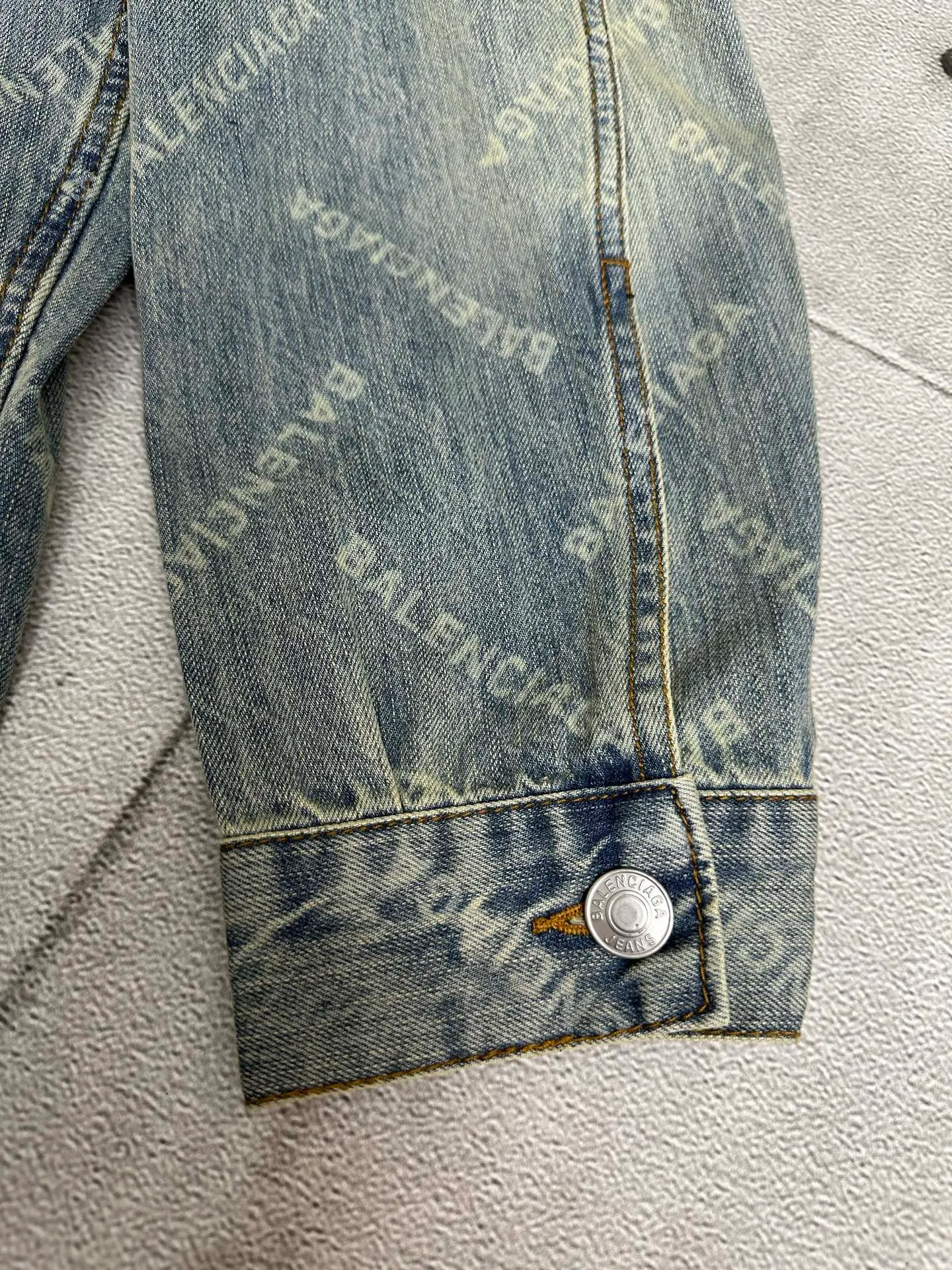 🅿️560 24FW Balenciaga all-over printed denim jacket. The fabric is made of 100% cotton slub denim. Features: The fabric has a thick texture, many and prominent slub yarns, and has a good washing effect. Advantages: good breathability, strong hygroscopicity, comfortable to wear. The fabric is then burned and washed. 1. Laser burning technology. Laser burning technology uses the high-temperature energy of the laser beam to etch the surface of the denim fabric to form a balenciaga pattern texture. This technology combines the advantages of laser technology and digital processing and can accurately control the processing process. 2. Post-washing treatment: After the laser processing is completed, the denim jacket must undergo necessary post-processing, general washing, etc. to remove residual dye and fiber dust.  Because there are no burn marks on the wiring at the splicing point, semi-finished products need to be burnt, which greatly increases the production cost.  OS loose and genderless style: Among Balenciaga denim jackets, the loose style is very popular. It has larger shoulder width and bust, as well as a longer length, creating a casual and comfortable wearing experience. The loose fit is not only suitable for daily casual wear, but can also be easily matched with a sense of fashion.  Size: 1 2 3 4