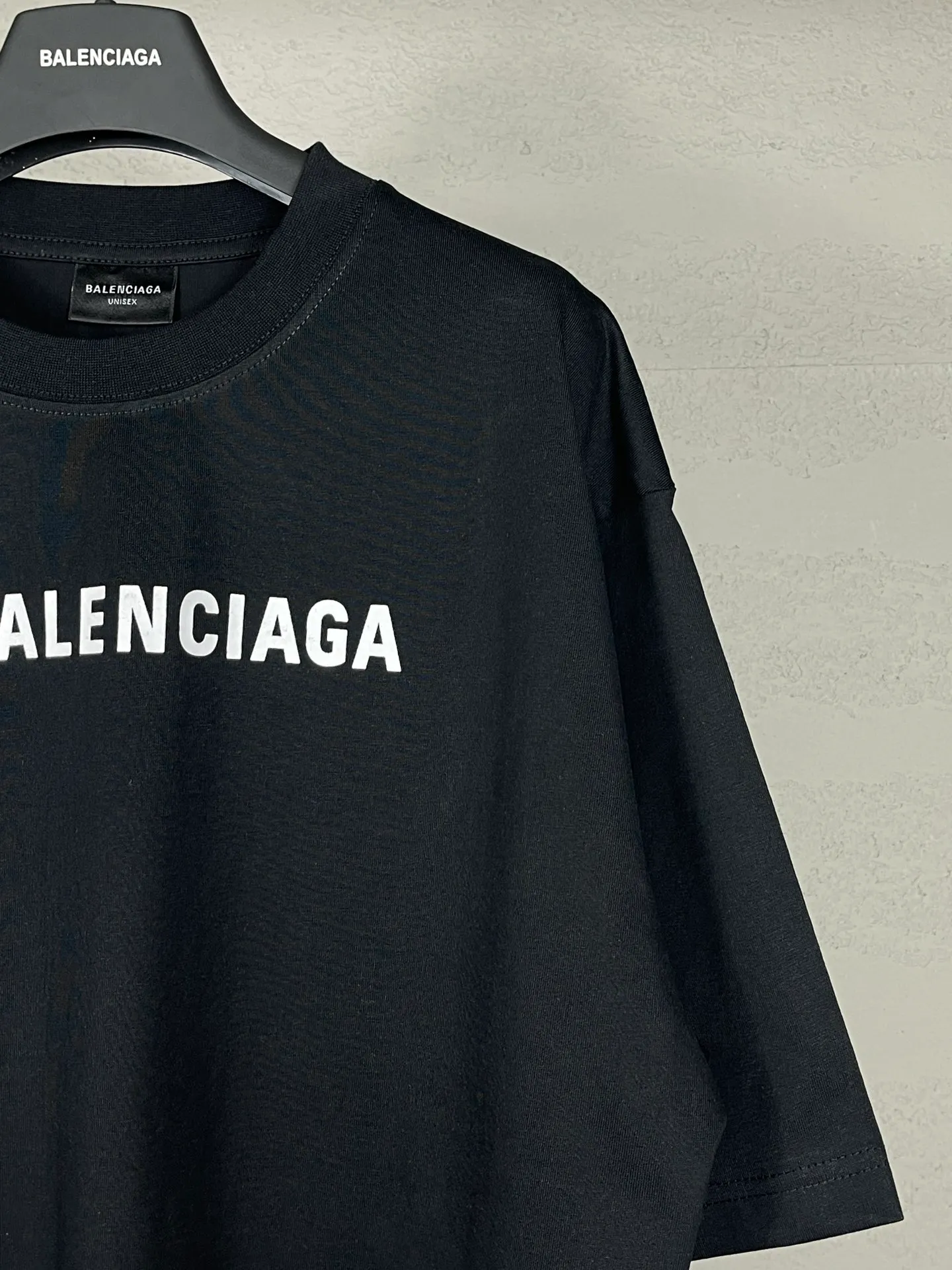 🅿️174 Real photos [Top version. Official website quality] BALENCI*GA/Paris #2024 new model. Paris X joint Alipay printed short-sleeved T-shirt on the front and back. SS24 spring and summer brick cabinet synchronization welcomes comparison. The fabric is made of Paris ZP custom-woven and dyed cotton double yarn, with a weight of 260 grams. The cloth surface is clean. The cloth pattern is clear, soft and comfortable. The threads are dyed with no color difference. The classic letter LOGO is printed with imported environmentally friendly glue. The letters are clear and the effect is three-dimensional. Restore the brick cabinet, adopt OS loose shoulder style. Same style for men and women. Code: BL223371 Color: Black Size: XS S M L