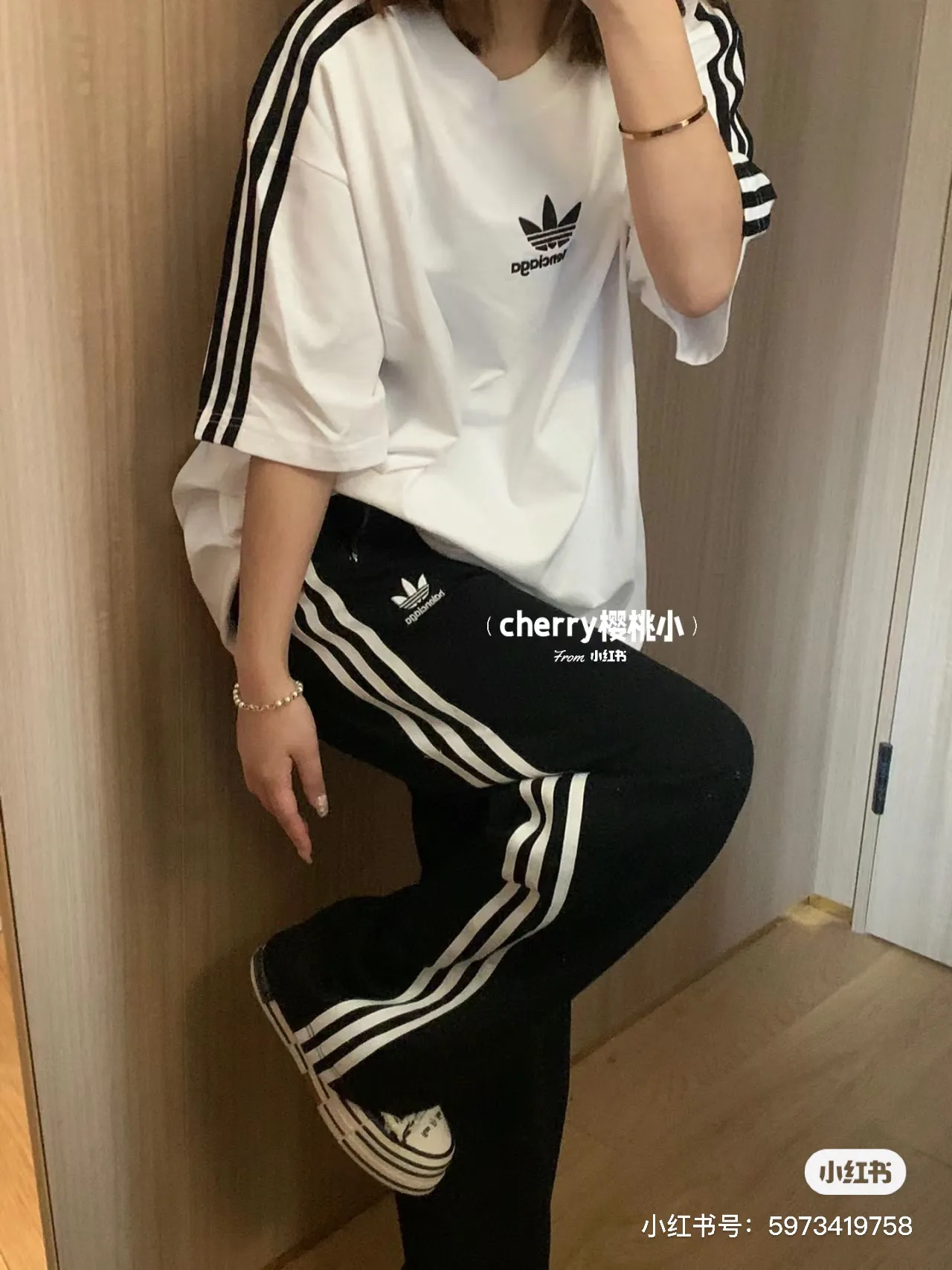 ♻️💯Upper body reference model picture❤️Top tested version - BALENCIAGA - Balenciaga co-branded Adidas Adidas clover striped LOGO offset printed short-sleeved T-shirt. The quality of No.1 in this market Real ceiling quality ✅All original development drawings pay attention to details to avoid mixed sales of stolen pictures ✅Correct 260g custom-woven and dyed double-yarn pure cotton fabric No color difference in custom-dyed threads ✅Correct imported material printing Conley machine white ink direct injection process The letters are clear and three-dimensional, firm and do not fall off ✅Overweight craftsmanship The original version is consistent Differential market currency Here I will explain why I am a little more expensive than others, 1. It seems to be a simple printing or embroidery, but it is not simple at all. 10000% imported machine restoration is not just a lip service. You are welcome to compare with peers. 2. Each model is produced by the company. The details of workmanship and fabrics are consistent with the original ones. It is guaranteed that there will be no color difference with the counters. Reproduction is not scary. Whoever is fake will be embarrassed. It’s not shameful to make a replica, it’s shameful if you can’t buy the correct version if you make a replica. 3. Note that the threaded collars are all original collars of certain countries and regions, with high wrapping. The width of the neckline and cabinets are accurate to the millimeter. Thick necklines are not easy to deform. The collars of high-end products are all restored cabinets. They are different from the big collars in the world. Ordinary garbage short-sleeves are printed with a print. The clavicle of the upper body is exposed. Please be patient. Customers who have bought genuine products or have seen genuine products will come back to place orders again. This is quality. This is quality. 4. Different styles of washed wheat main wheat, including imported wheat, have different colors and codes. Really restore the counter. As we all know, Balenciaga has different English or different colors on the collar labels of each quarter. This distinguishes the fast food products with the same common main wheat washed wheat. 5. Pay attention to the workmanship. The stitching at the neckline has no folds, smooth and natural without overlapping lines, and truly restores this. This is something that many people cannot do. 6. The fabric is made of 260g Paris-specific double yarn. No one can make better fabrics than my family. There's really no way to compare it with the ordinary version on the market. Respect it. It's genuine and costs thousands of dollars anyway. Don't buy street stalls. Quality 7. The workmanship is fully restored. The packaging is fully restored. The cost is huge. 8. I guarantee here that this is the highest quality you can find. Color: white black Size: XS to L P: 290