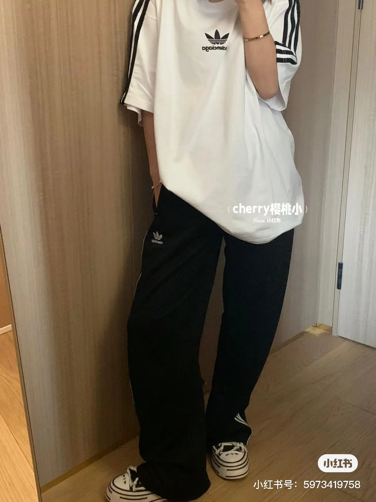 ♻️💯Upper body reference model picture❤️Top tested version - BALENCIAGA - Balenciaga co-branded Adidas Adidas clover striped LOGO offset printed short-sleeved T-shirt. The quality of No.1 in this market Real ceiling quality ✅All original development drawings pay attention to details to avoid mixed sales of stolen pictures ✅Correct 260g custom-woven and dyed double-yarn pure cotton fabric No color difference in custom-dyed threads ✅Correct imported material printing Conley machine white ink direct injection process The letters are clear and three-dimensional, firm and do not fall off ✅Overweight craftsmanship The original version is consistent Differential market currency Here I will explain why I am a little more expensive than others, 1. It seems to be a simple printing or embroidery, but it is not simple at all. 10000% imported machine restoration is not just a lip service. You are welcome to compare with peers. 2. Each model is produced by the company. The details of workmanship and fabrics are consistent with the original ones. It is guaranteed that there will be no color difference with the counters. Reproduction is not scary. Whoever is fake will be embarrassed. It’s not shameful to make a replica, it’s shameful if you can’t buy the correct version if you make a replica. 3. Note that the threaded collars are all original collars of certain countries and regions, with high wrapping. The width of the neckline and cabinets are accurate to the millimeter. Thick necklines are not easy to deform. The collars of high-end products are all restored cabinets. They are different from the big collars in the world. Ordinary garbage short-sleeves are printed with a print. The clavicle of the upper body is exposed. Please be patient. Customers who have bought genuine products or have seen genuine products will come back to place orders again. This is quality. This is quality. 4. Different styles of washed wheat main wheat, including imported wheat, have different colors and codes. Really restore the counter. As we all know, Balenciaga has different English or different colors on the collar labels of each quarter. This distinguishes the fast food products with the same common main wheat washed wheat. 5. Pay attention to the workmanship. The stitching at the neckline has no folds, smooth and natural without overlapping lines, and truly restores this. This is something that many people cannot do. 6. The fabric is made of 260g Paris-specific double yarn. No one can make better fabrics than my family. There's really no way to compare it with the ordinary version on the market. Respect it. It's genuine and costs thousands of dollars anyway. Don't buy street stalls. Quality 7. The workmanship is fully restored. The packaging is fully restored. The cost is huge. 8. I guarantee here that this is the highest quality you can find. Color: white black Size: XS to L P: 290