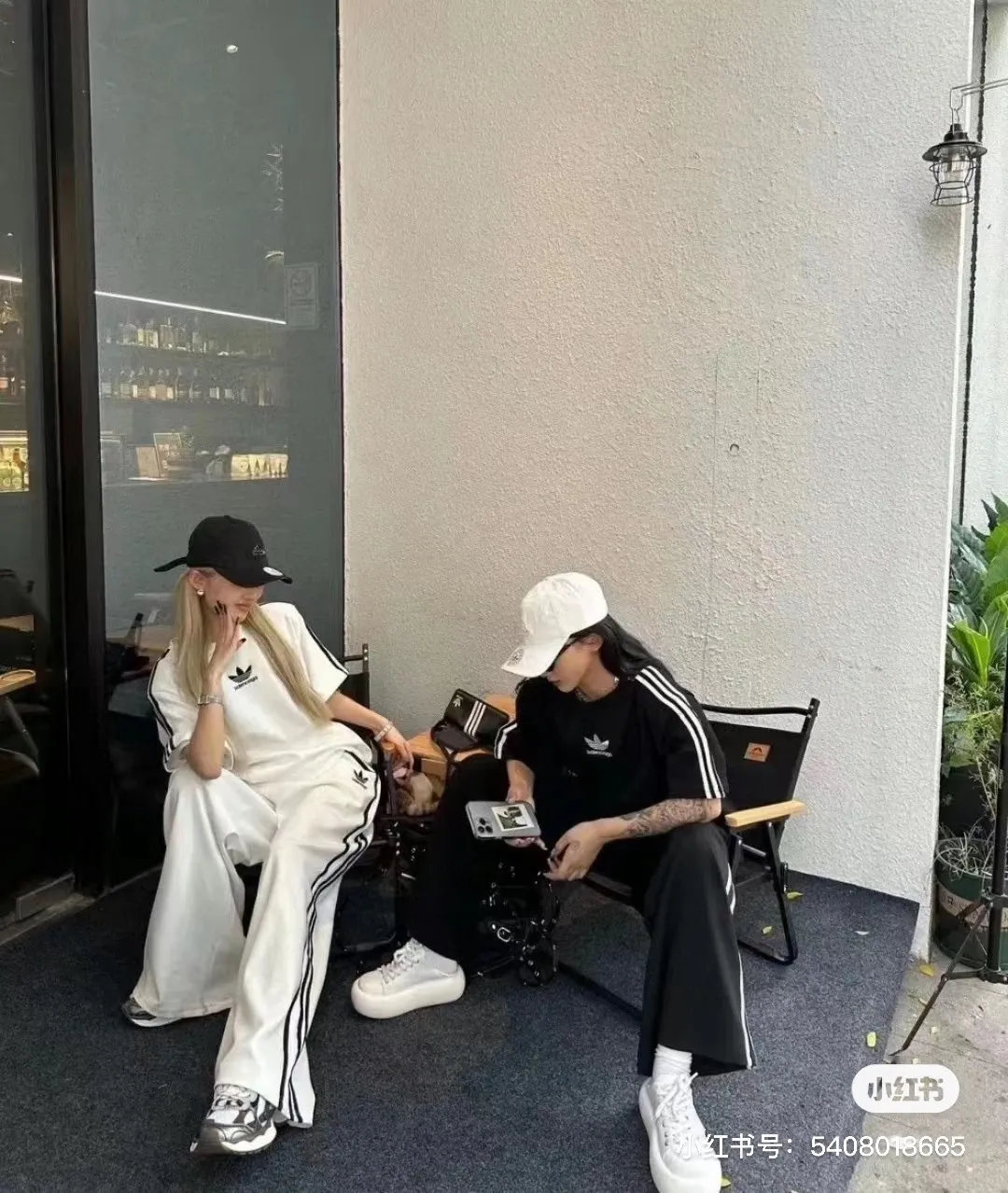 ♻️💯Upper body reference model picture❤️Top tested version - BALENCIAGA - Balenciaga co-branded Adidas Adidas clover striped LOGO offset printed short-sleeved T-shirt. The quality of No.1 in this market Real ceiling quality ✅All original development drawings pay attention to details to avoid mixed sales of stolen pictures ✅Correct 260g custom-woven and dyed double-yarn pure cotton fabric No color difference in custom-dyed threads ✅Correct imported material printing Conley machine white ink direct injection process The letters are clear and three-dimensional, firm and do not fall off ✅Overweight craftsmanship The original version is consistent Differential market currency Here I will explain why I am a little more expensive than others, 1. It seems to be a simple printing or embroidery, but it is not simple at all. 10000% imported machine restoration is not just a lip service. You are welcome to compare with peers. 2. Each model is produced by the company. The details of workmanship and fabrics are consistent with the original ones. It is guaranteed that there will be no color difference with the counters. Reproduction is not scary. Whoever is fake will be embarrassed. It’s not shameful to make a replica, it’s shameful if you can’t buy the correct version if you make a replica. 3. Note that the threaded collars are all original collars of certain countries and regions, with high wrapping. The width of the neckline and cabinets are accurate to the millimeter. Thick necklines are not easy to deform. The collars of high-end products are all restored cabinets. They are different from the big collars in the world. Ordinary garbage short-sleeves are printed with a print. The clavicle of the upper body is exposed. Please be patient. Customers who have bought genuine products or have seen genuine products will come back to place orders again. This is quality. This is quality. 4. Different styles of washed wheat main wheat, including imported wheat, have different colors and codes. Really restore the counter. As we all know, Balenciaga has different English or different colors on the collar labels of each quarter. This distinguishes the fast food products with the same common main wheat washed wheat. 5. Pay attention to the workmanship. The stitching at the neckline has no folds, smooth and natural without overlapping lines, and truly restores this. This is something that many people cannot do. 6. The fabric is made of 260g Paris-specific double yarn. No one can make better fabrics than my family. There's really no way to compare it with the ordinary version on the market. Respect it. It's genuine and costs thousands of dollars anyway. Don't buy street stalls. Quality 7. The workmanship is fully restored. The packaging is fully restored. The cost is huge. 8. I guarantee here that this is the highest quality you can find. Color: white black Size: XS to L P: 290