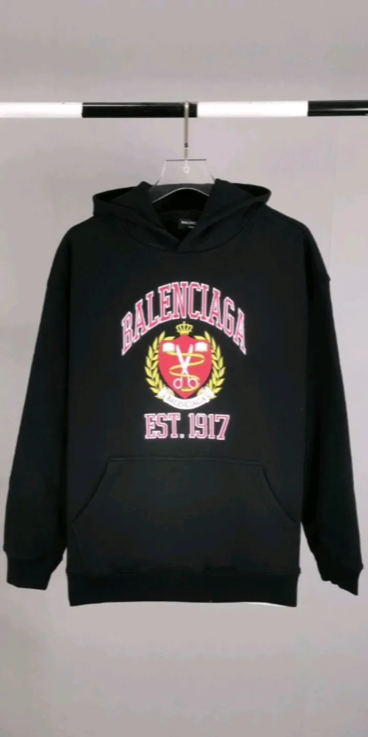 Real shot of the video - the top tested version of Balenciaga logo printed EST 1917 knitted T-shirt 2022 new style autumn and winter hoodie sweatshirt for men and women. The process adopts Kangli printing cracking effect. This crack is not a line pattern, but a three-dimensional burst pattern. How many versions on the market are based on pictures? Just make pictures, not craftsmanship? Without a version, it would be impossible to create the original flavor, and it would be almost pointless to brag! The front panel printing glue bursting effect uses imported transparent slurry to scrape the bottom to make the printing bursting feel uniform. (PS: If this process is missing, the printing will easily fall off in large areas after cracking) The fabric is made of 520g composite crystal velvet fabric, which is full of drape, loose and good on the skin. Color: black white Size: XS-L (maximum wear: 230 pounds) P:490