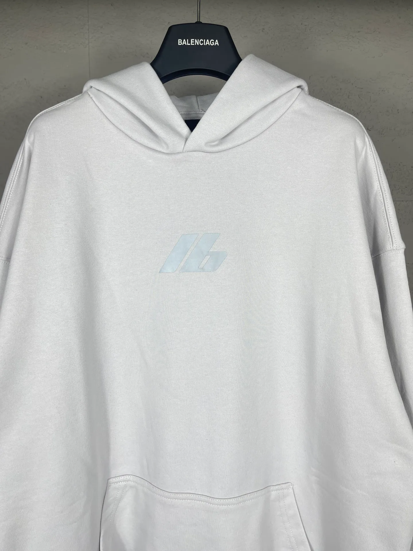 🅿️300 real photos [Top version. Official website quality] BALENCI*GA/Paris. 2024 new style. Hooded sweatshirt with front and rear LOGO reflective letters, brick cabinet synchronization. Developed as genuine product at the first time, welcome to compare! The fabric is made of Paris ZP custom-woven and dyed cotton terry sweatshirt. Weighing 460 grams, the cloth surface is clean. The cloth pattern is clear, soft and comfortable. The threads are dyed with no color difference. Get reflective film beforehand. The effect will be three-dimensional. Restore the brick cabinet. Different market currency, welcome to compare, the version adopts OS loose shoulder version. Same style for men and women Coding: BL238929 Color: black, off-white Size: XS S M L