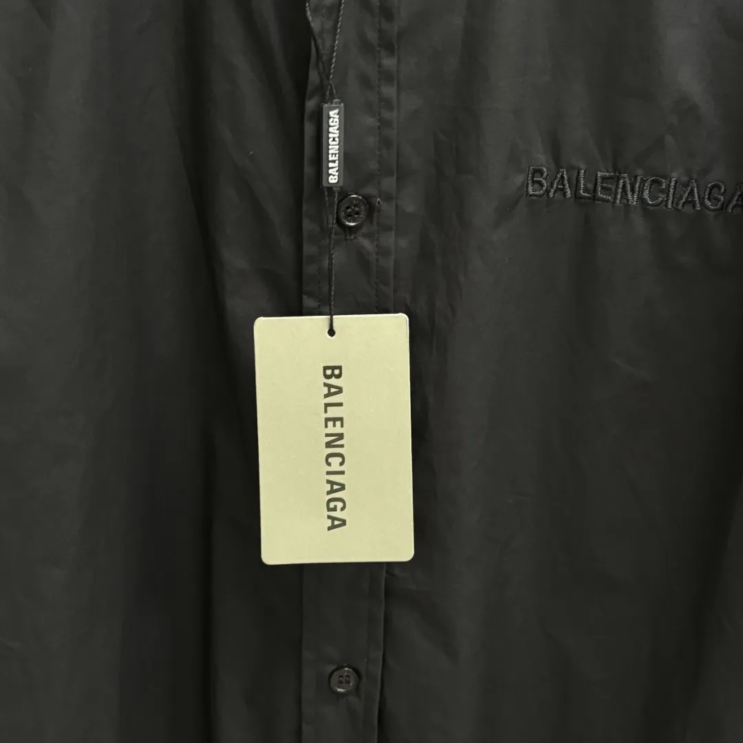 🅿️220 BALENCIAGA/Balenciaga early autumn printed embroidered shirt. Customized classic 40-count plain weave imitation Tencel Paris shirt fabric. Loose fit and three-dimensional upper body. Smooth and natural lines from shoulder line to waistline to hem. Smooth transition of lines. No unnecessary folds or accumulation. The whole body is neat and stretched. Customized Paris logo engraved buttons. Embroidery of Paris letters on the chest. Precise stitching. Silky threading. Paired with large-area printing of the Statue of Liberty on the back. The effect is three-dimensional. The printing fits perfectly with the fabric, and there will be no problems such as color fading, peeling off, etc. Size: S M L XL
