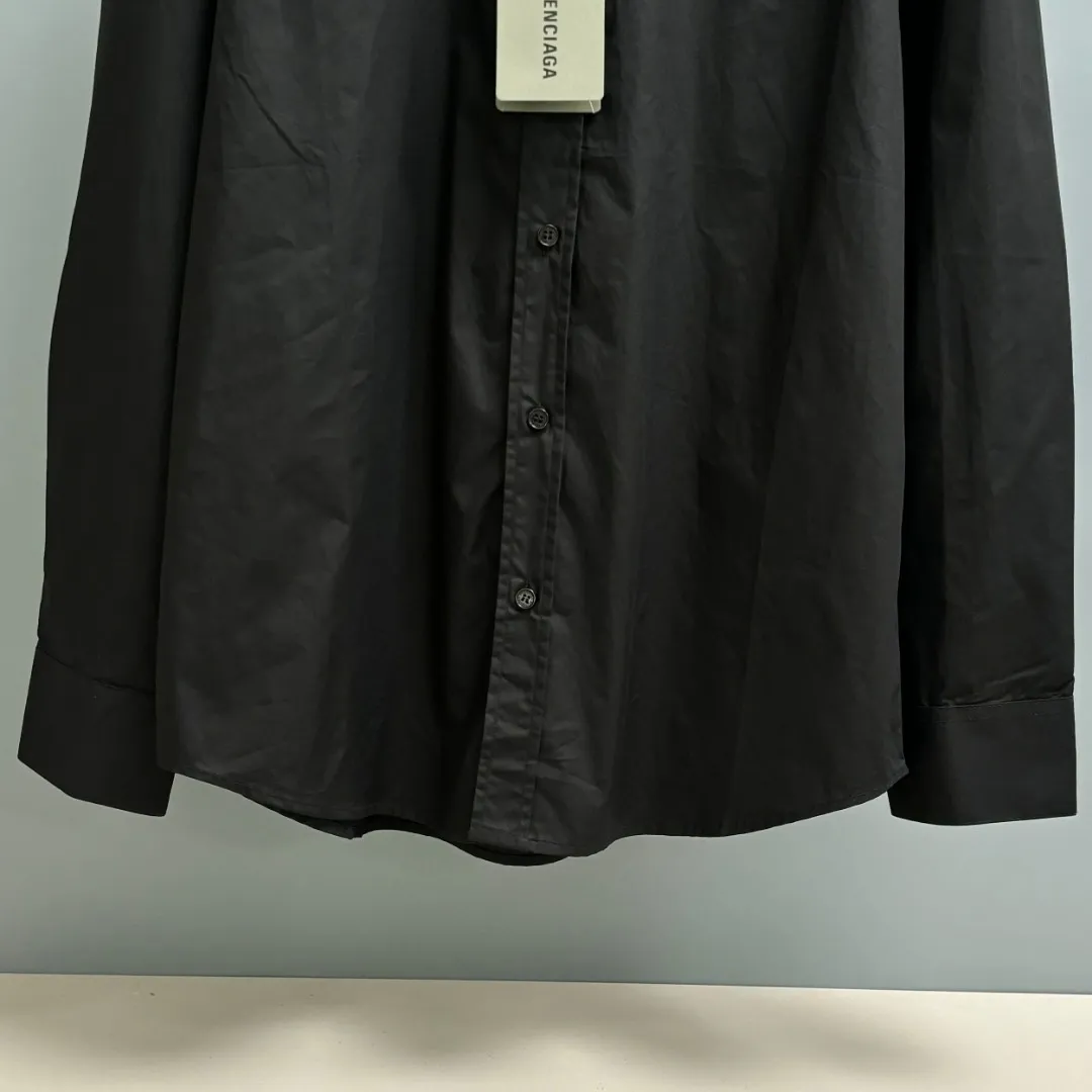 🅿️220 BALENCIAGA/Balenciaga early autumn printed embroidered shirt. Customized classic 40-count plain weave imitation Tencel Paris shirt fabric. Loose fit and three-dimensional upper body. Smooth and natural lines from shoulder line to waistline to hem. Smooth transition of lines. No unnecessary folds or accumulation. The whole body is neat and stretched. Customized Paris logo engraved buttons. Embroidery of Paris letters on the chest. Precise stitching. Silky threading. Paired with large-area printing of the Statue of Liberty on the back. The effect is three-dimensional. The printing fits perfectly with the fabric, and there will be no problems such as color fading, peeling off, etc. Size: S M L XL