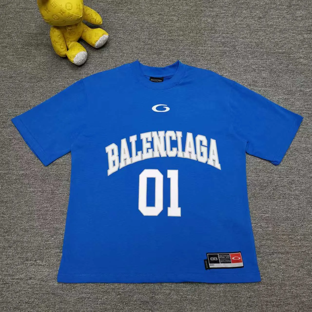 Top version Balenciaga SS25 Front letter embroidery Printed round neck short-sleeved T-shirt High weight double yarn pure cotton fabric Loose version Purchase the original pattern and make a sample. Compare the original fabric, version and details. Fabric: 100% cotton fabric is used, and imported cotton yarn is used. Soft, skin-friendly and non-irritating.  Craftsmanship: The clothing is a front-shoulder version, and all pieces are cut one-to-one by professional masters. Details: All accessories are genuine one-to-one custom-made and fully equipped, including the buttons on the front of the clothing.  Purchase the original benchmarking details fabric, high version, heavy weight 320g double yarn pure cotton fabric, color: blue, black, white, code number: XS S M L P: 310