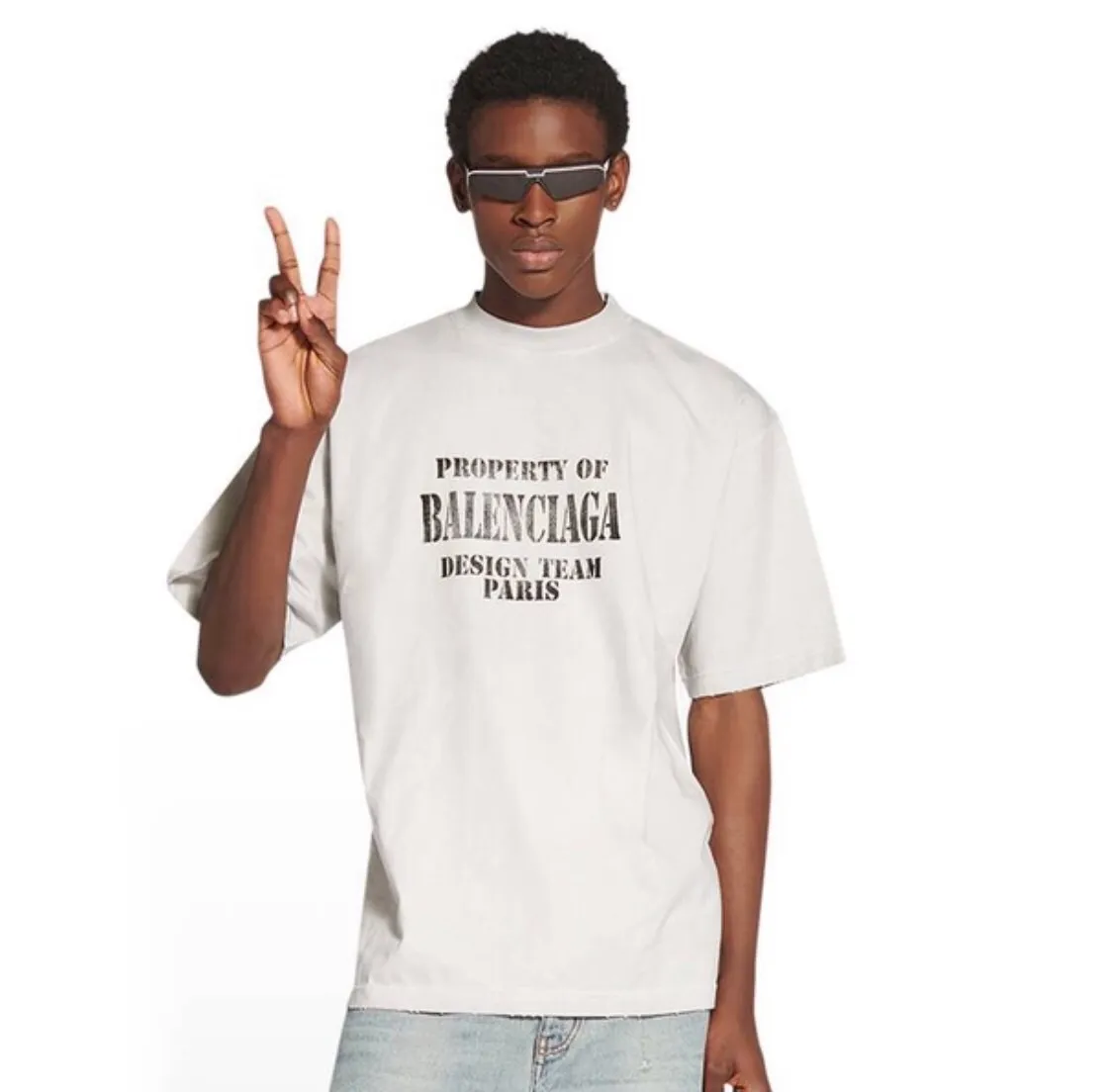 ♻️💯Upper body reference model picture❤️The top tested version BALENCIAGA's new design team printed the same style short-sleeved T-shirts for male and female couples stars. It uses high-coverage screen water slurry technology, and then prints after washing. Ready-made garments are washed, fried snowflakes and sanded. The scrap rate is very high. Full of craftsmanship. 32S 280g double-ply double yarn pure cotton fabric. Ready-made garments are shaped and washed! Full of drape. Accessories: Butter paper with logo, three-label synchronous official website Size: XS-L Color: High-grade gray P:280