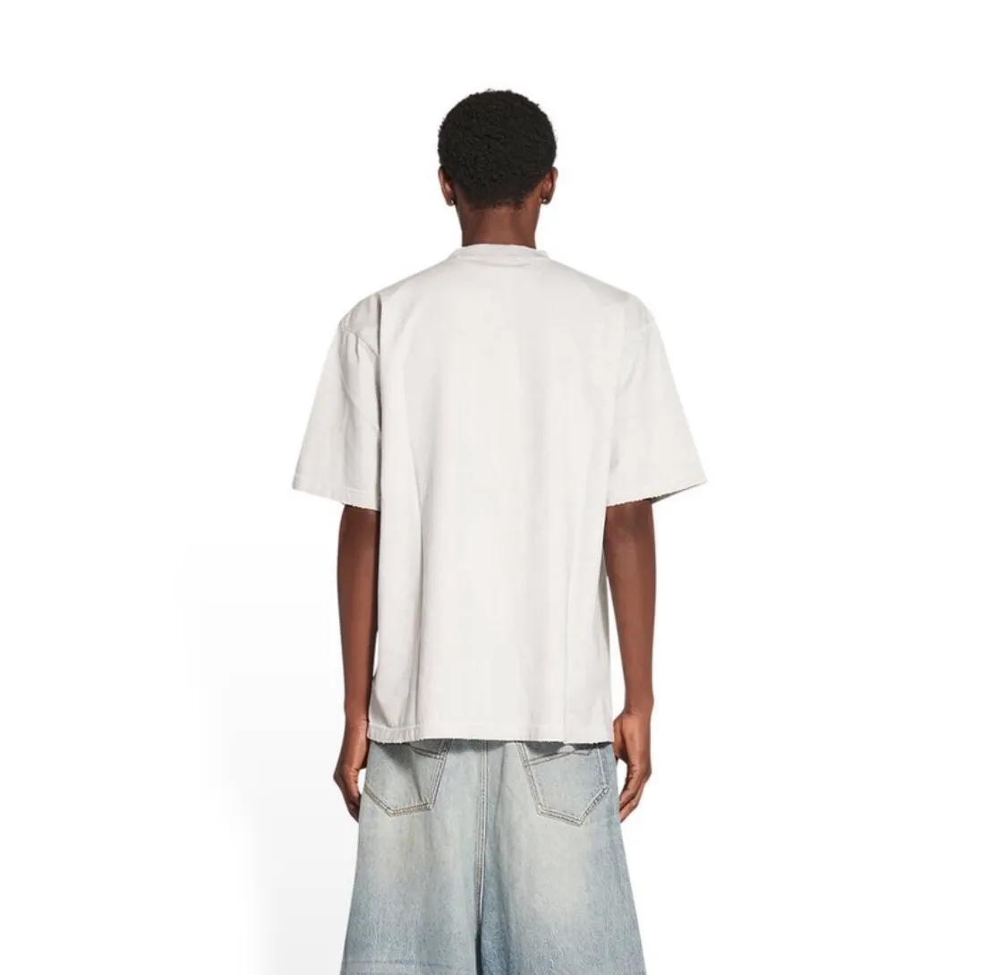 ♻️💯Upper body reference model picture❤️The top tested version BALENCIAGA's new design team printed the same style short-sleeved T-shirts for male and female couples stars. It uses high-coverage screen water slurry technology, and then prints after washing. Ready-made garments are washed, fried snowflakes and sanded. The scrap rate is very high. Full of craftsmanship. 32S 280g double-ply double yarn pure cotton fabric. Ready-made garments are shaped and washed! Full of drape. Accessories: Butter paper with logo, three-label synchronous official website Size: XS-L Color: High-grade gray P:280